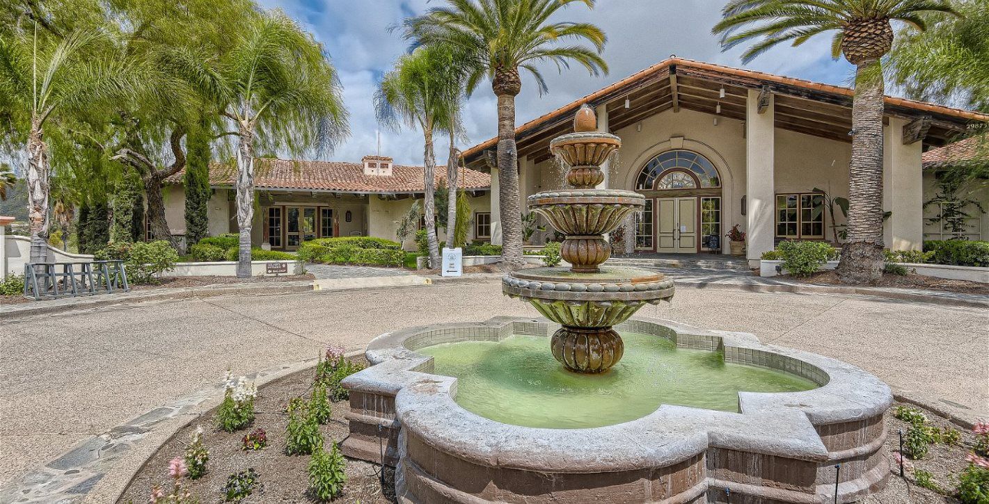 Menifee Lakes Country Club fountain and entrance