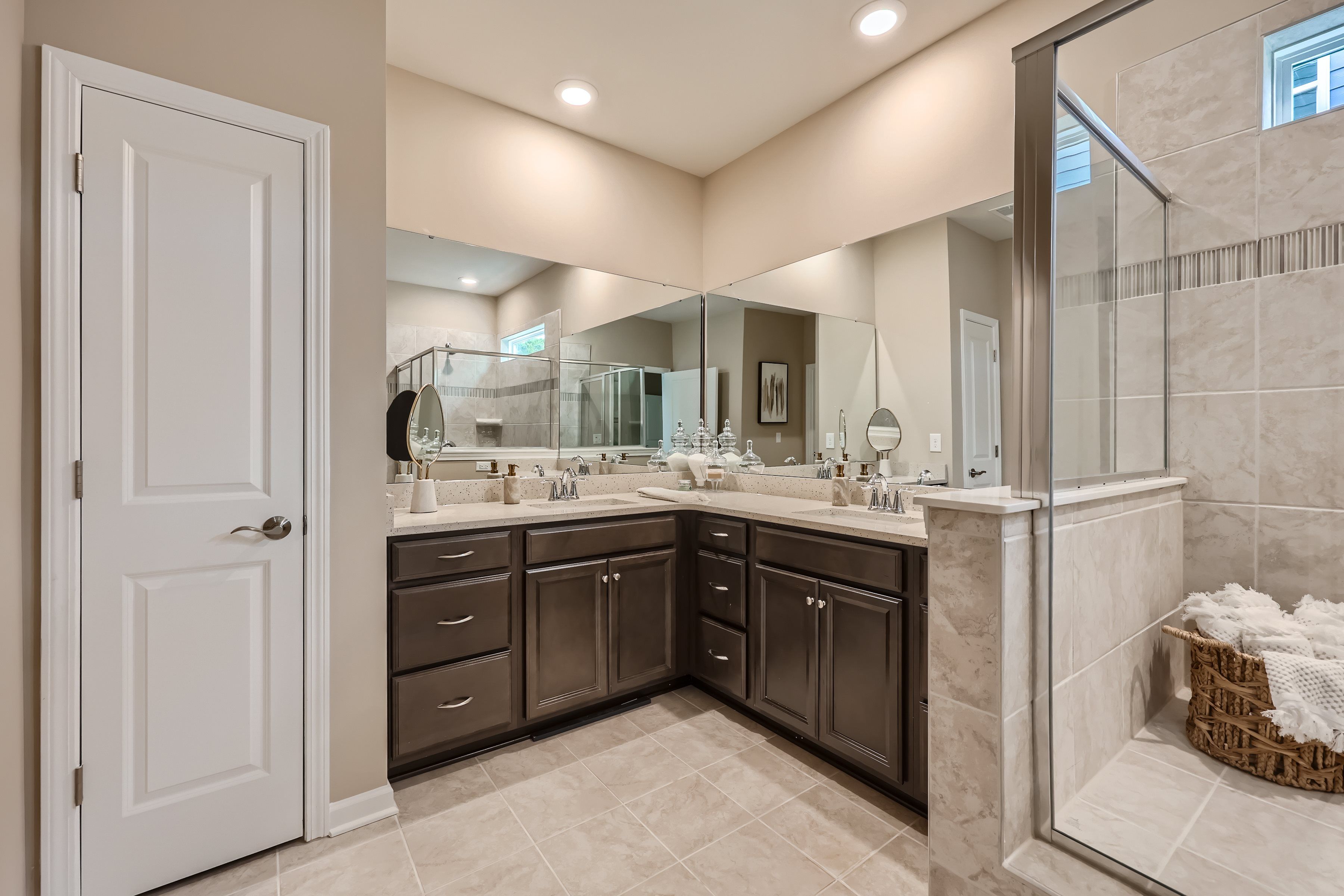 GA L2777 Pic Dorchester Owners Bath2of2jpg