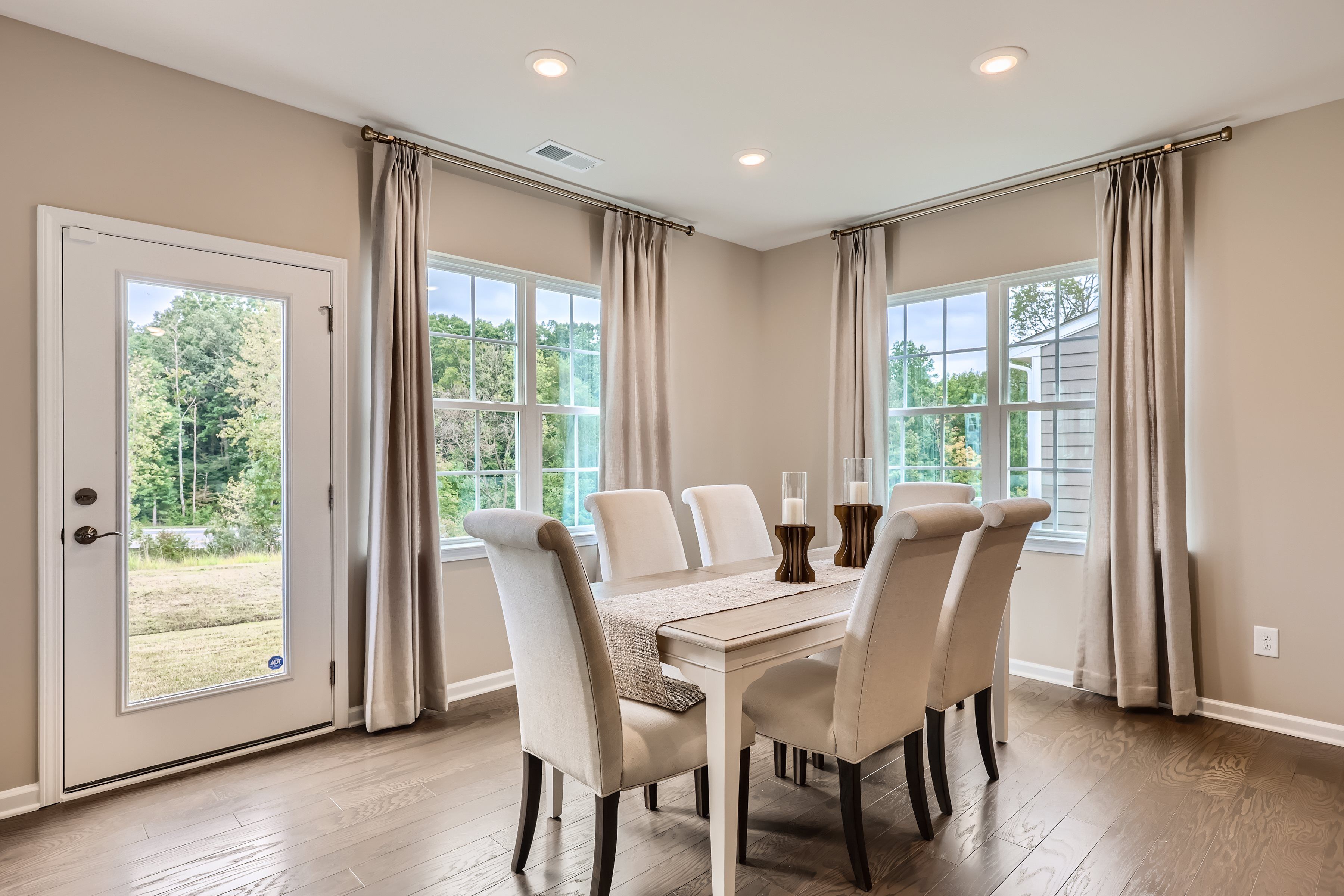 2777 Dorchester Breakfast Area 1of1