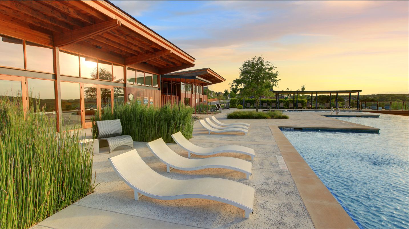 pool with seating