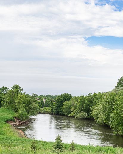 This community sits along the shores of the Crow River