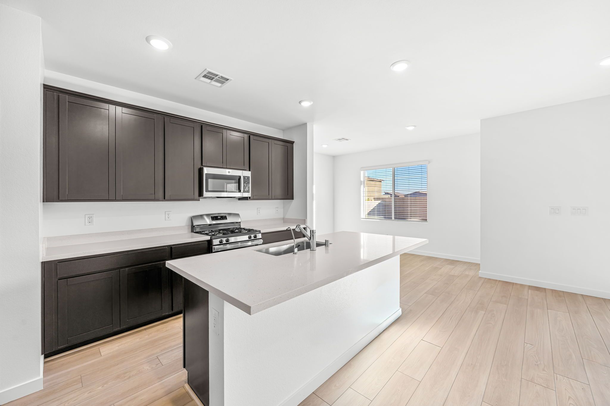 22 web or mls Lennar  8373 W  Rochelle Ave 09