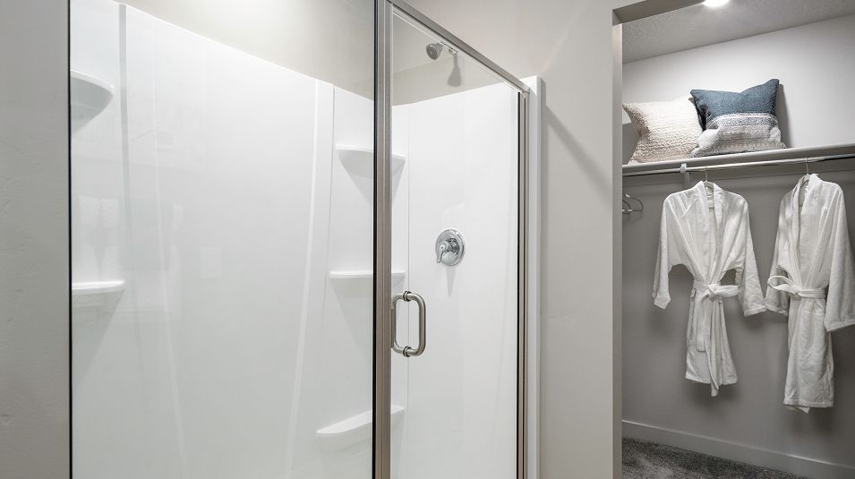 2004 Residence1 Owners Bath 2of3 F2 Base3