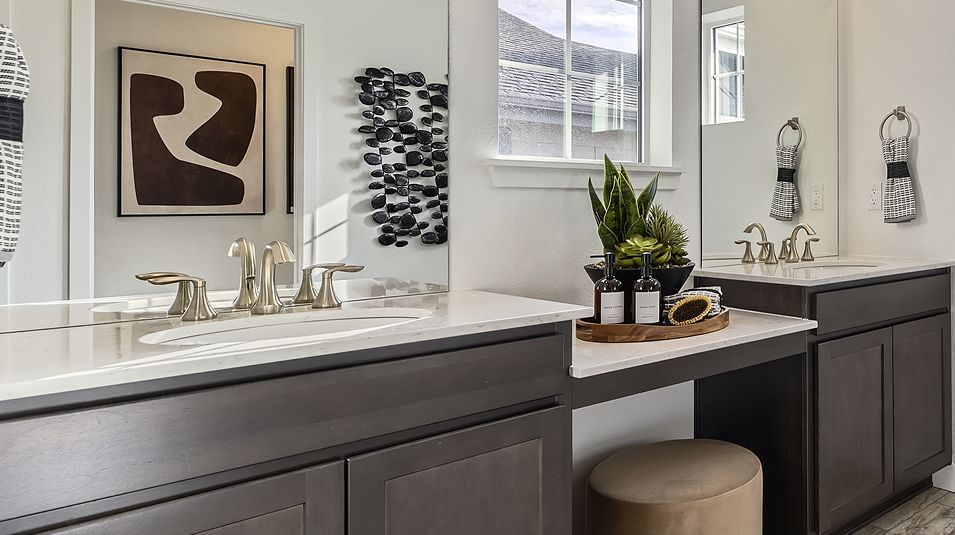 2576 Ashbrook Owners Bath 1of2 F2