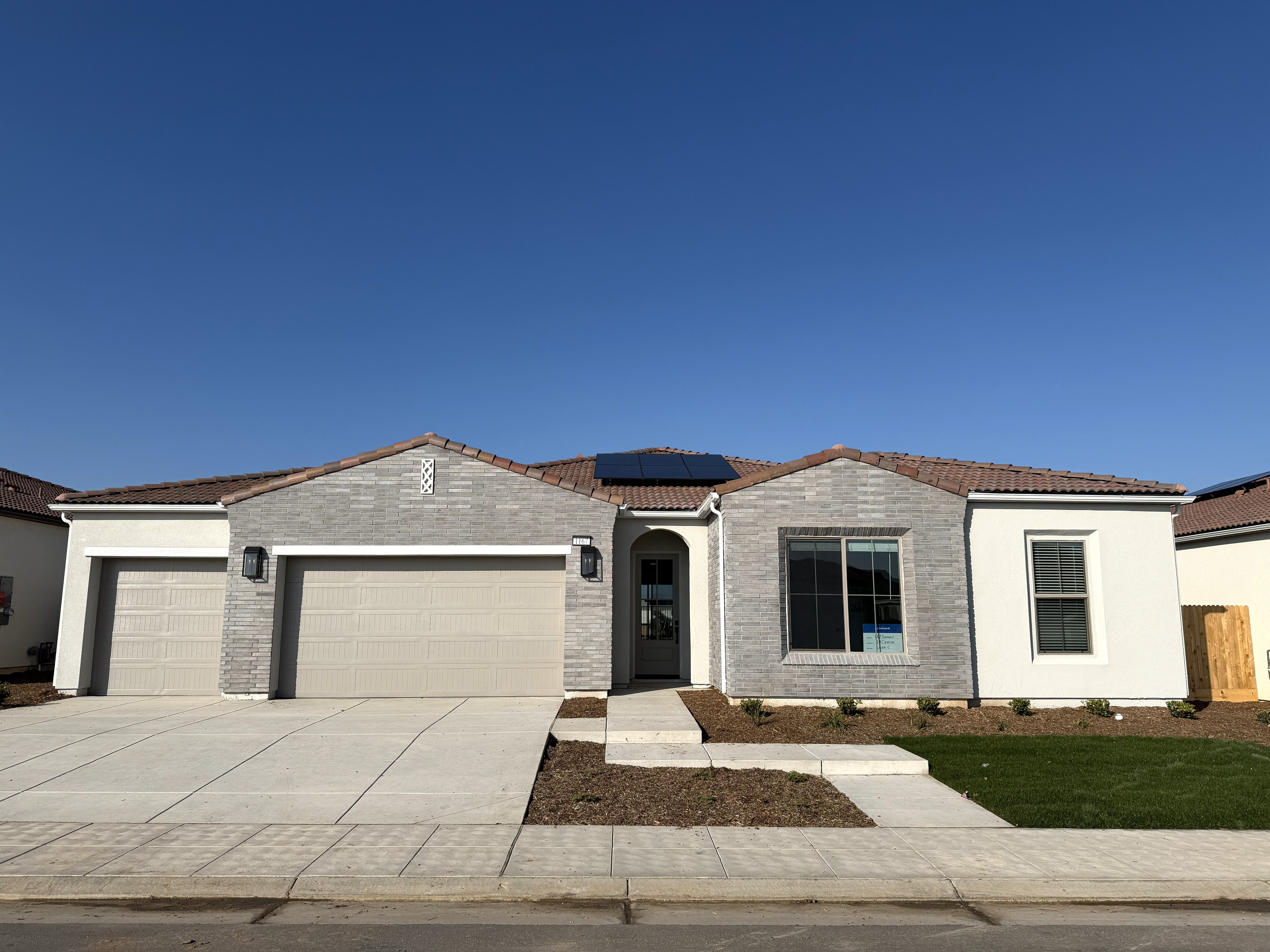 1167 Summit Way W (Baile)