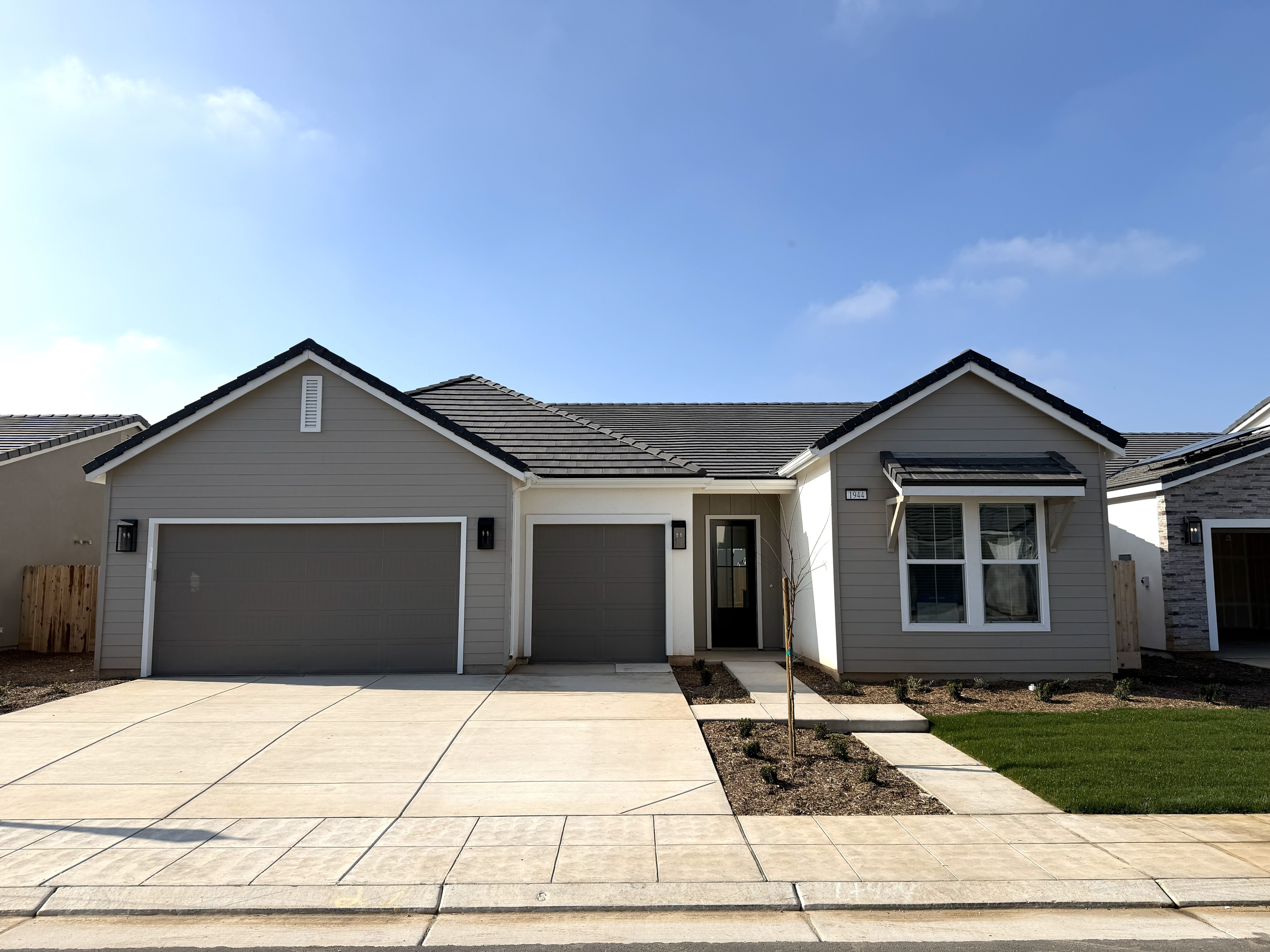 1944 Connor Drive S (Borealis)