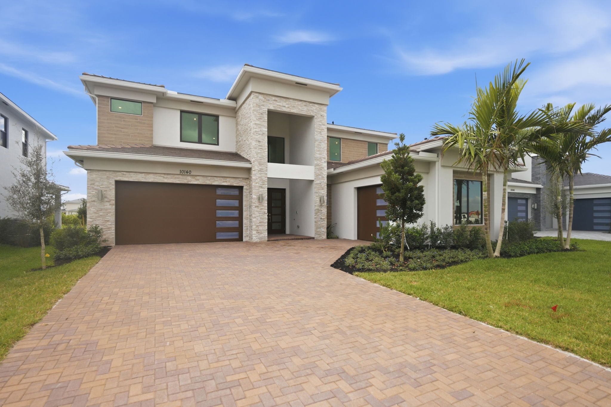 Whitmore Estates Versailles QMI H S123 Exterior 1of6