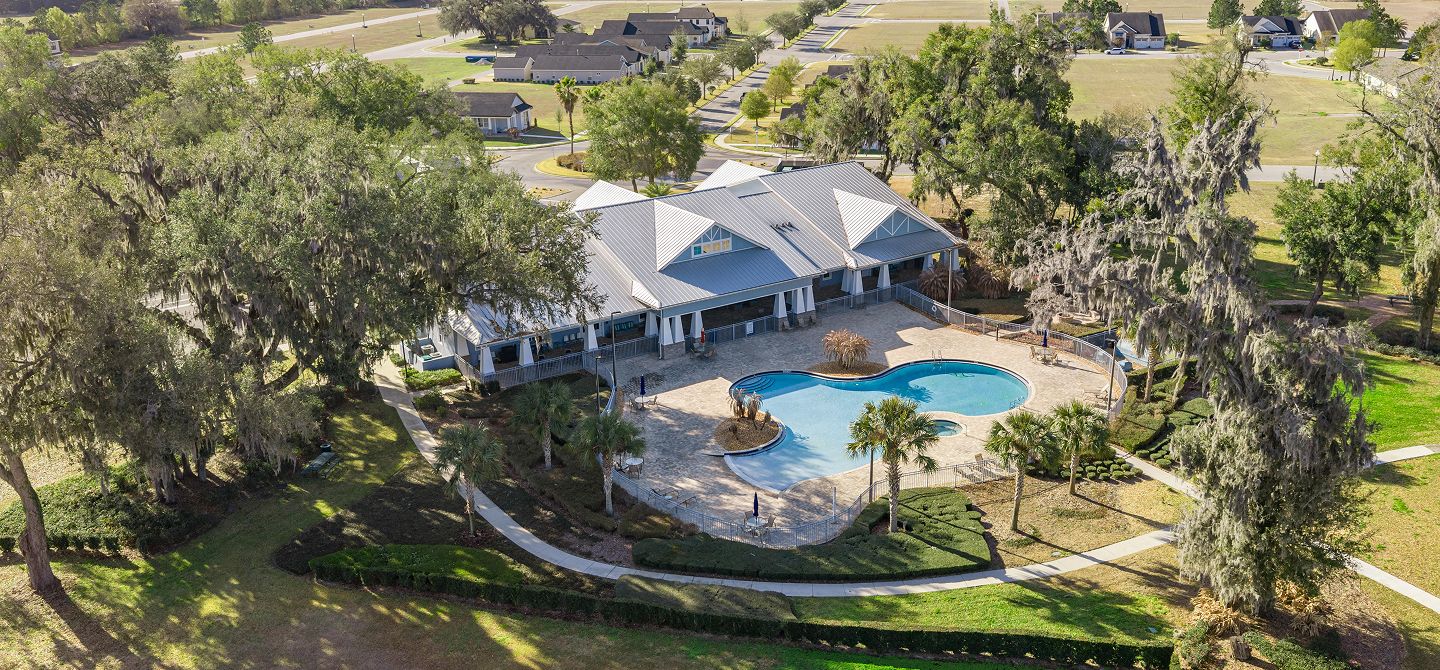 Grand Oaks Manor Amenity clubhouse exterior 3of8
