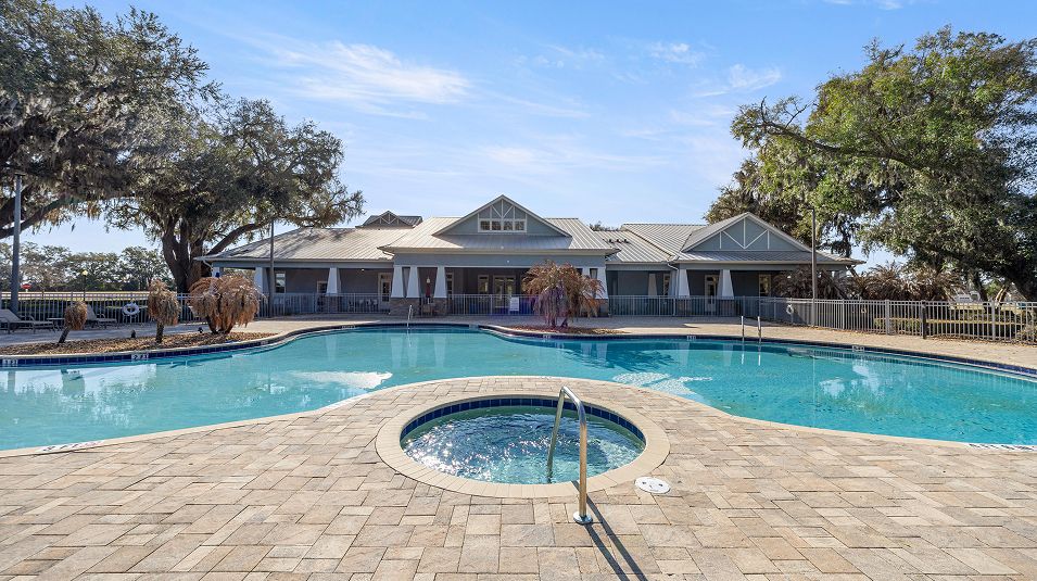 Grand Oaks Manor Amenity pool 3of4