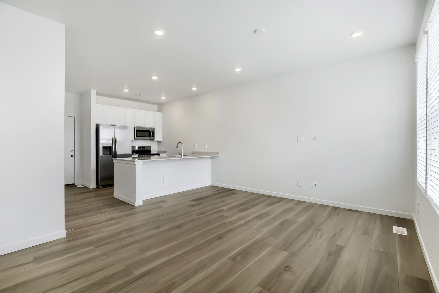 3075 Gladstone Ave Great Room