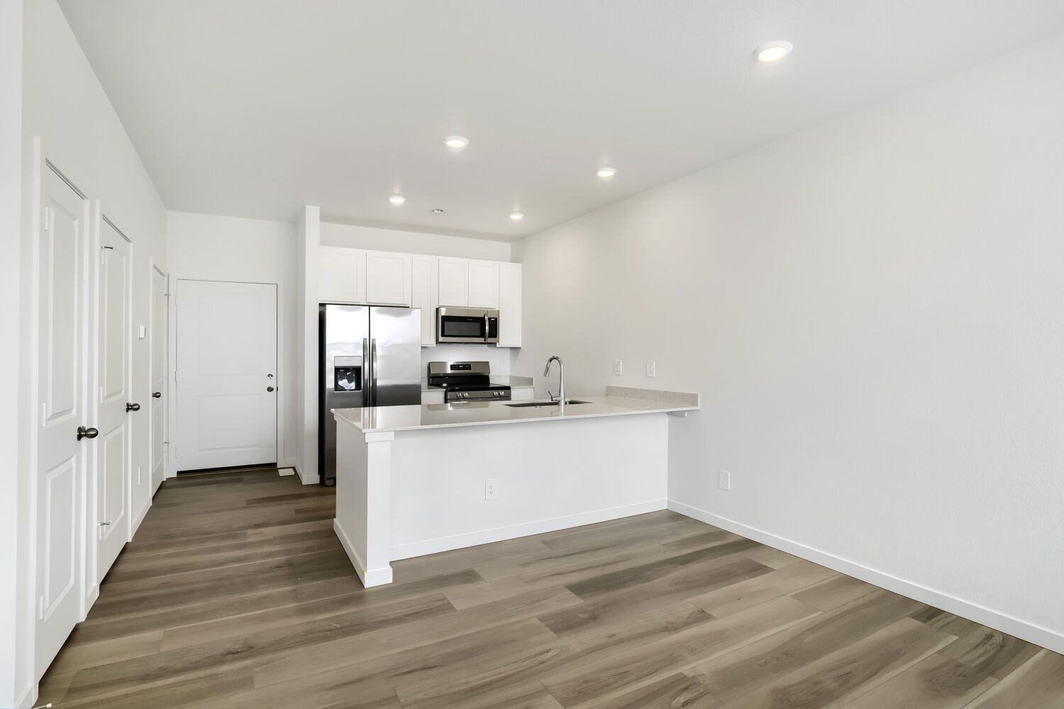 3075 Gladstone Ave Great Room 3