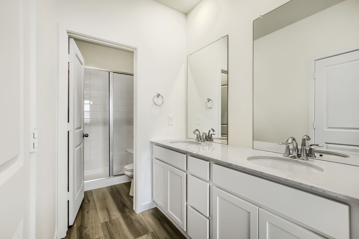 3075 Gladstone Ave Owner's Suite Bathroom