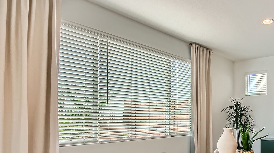 Pic EI Faux Wood Blinds