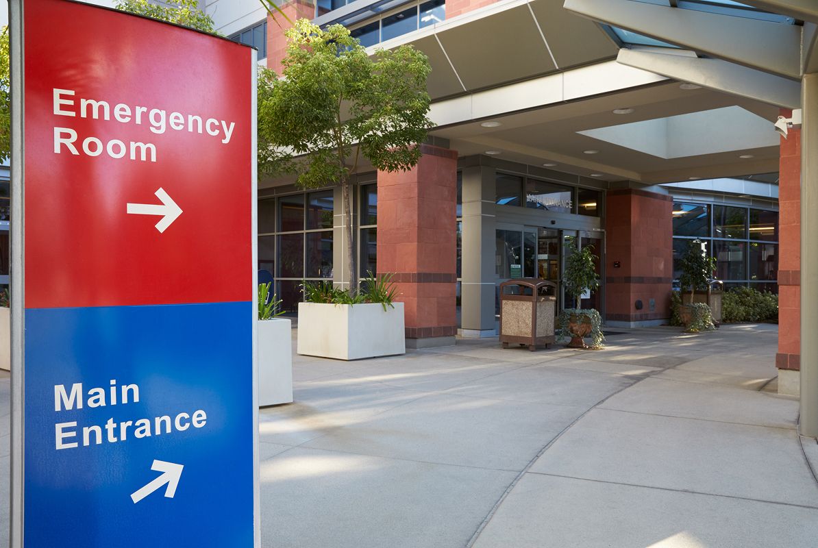 N Pic Medical Hospital Emergency Entrance Sign