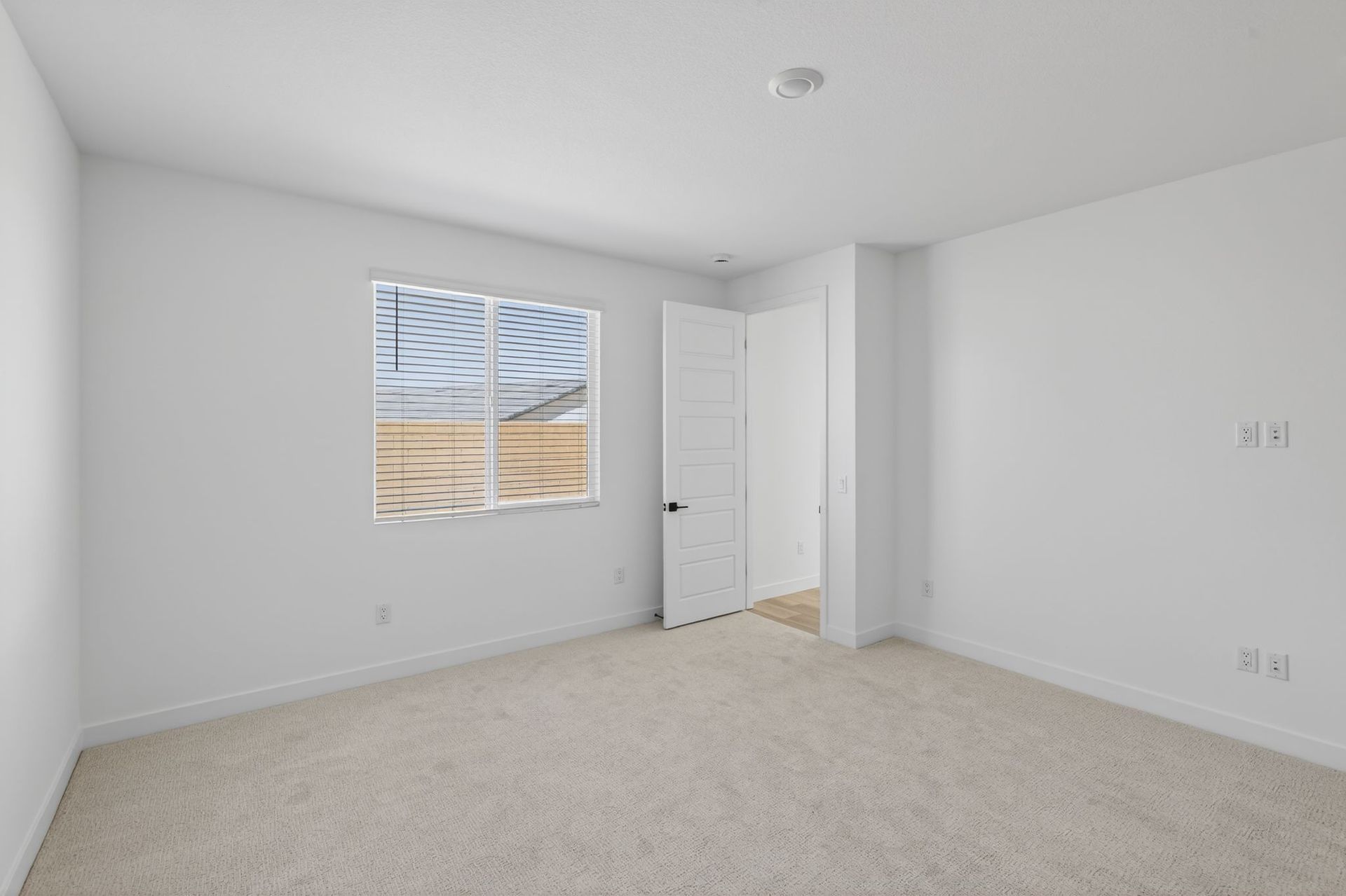 08 3054 W Orco Ln St George UT 84770 Living room  I0 A3472