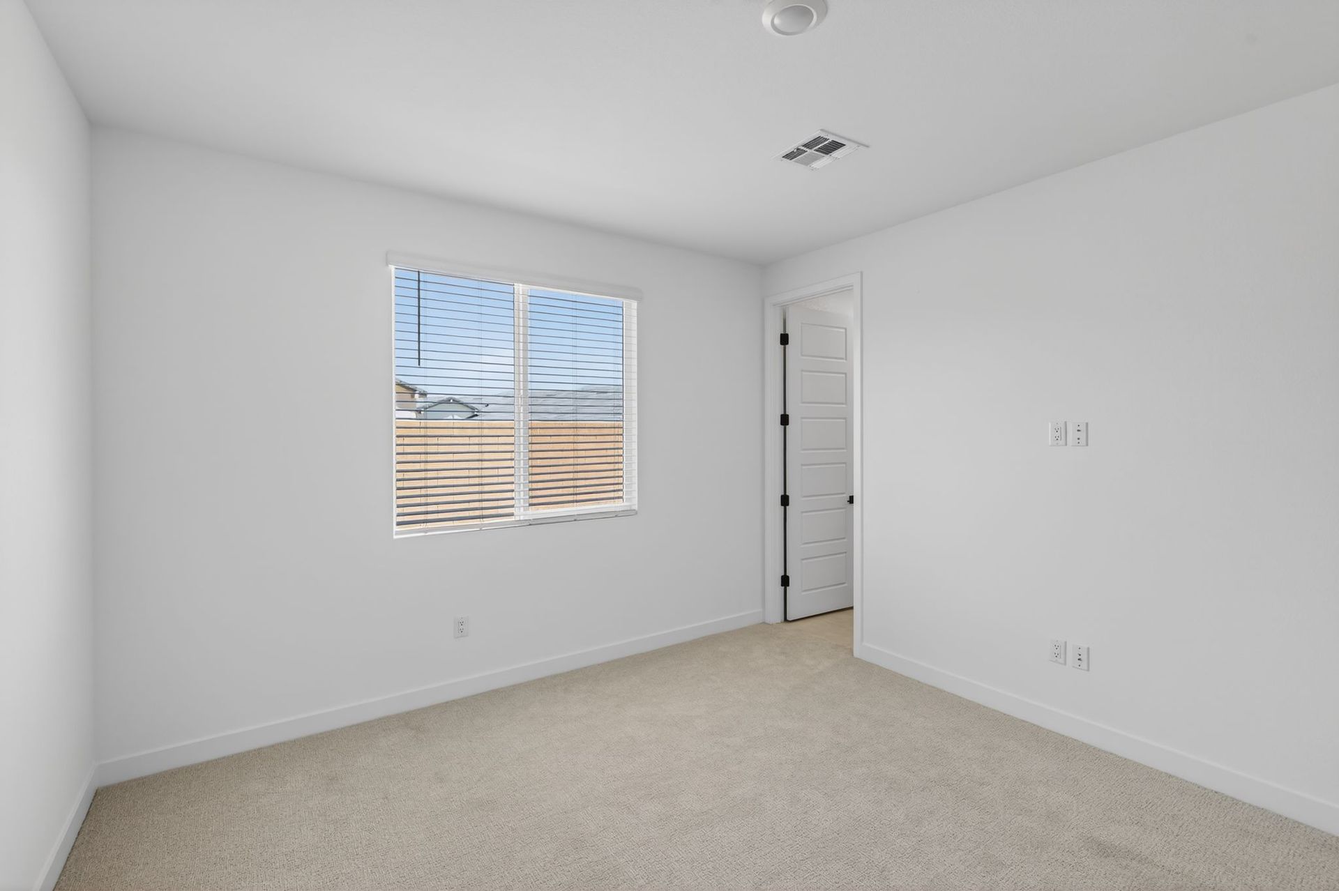 09 3054 W Orco Ln St George UT 84770 Living room  I0 A3491