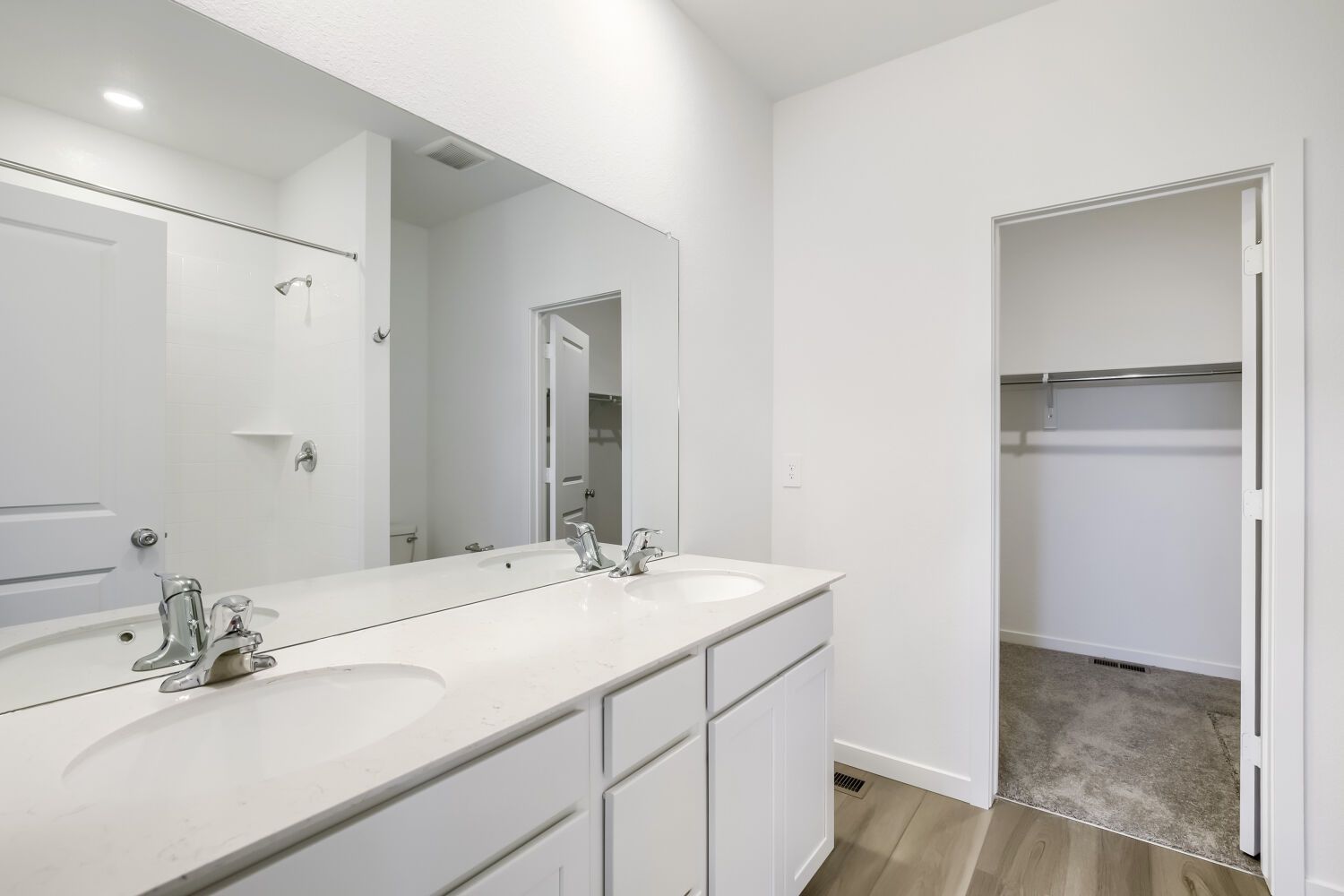 6186 Drum Pl Owner's Suite Bathroom