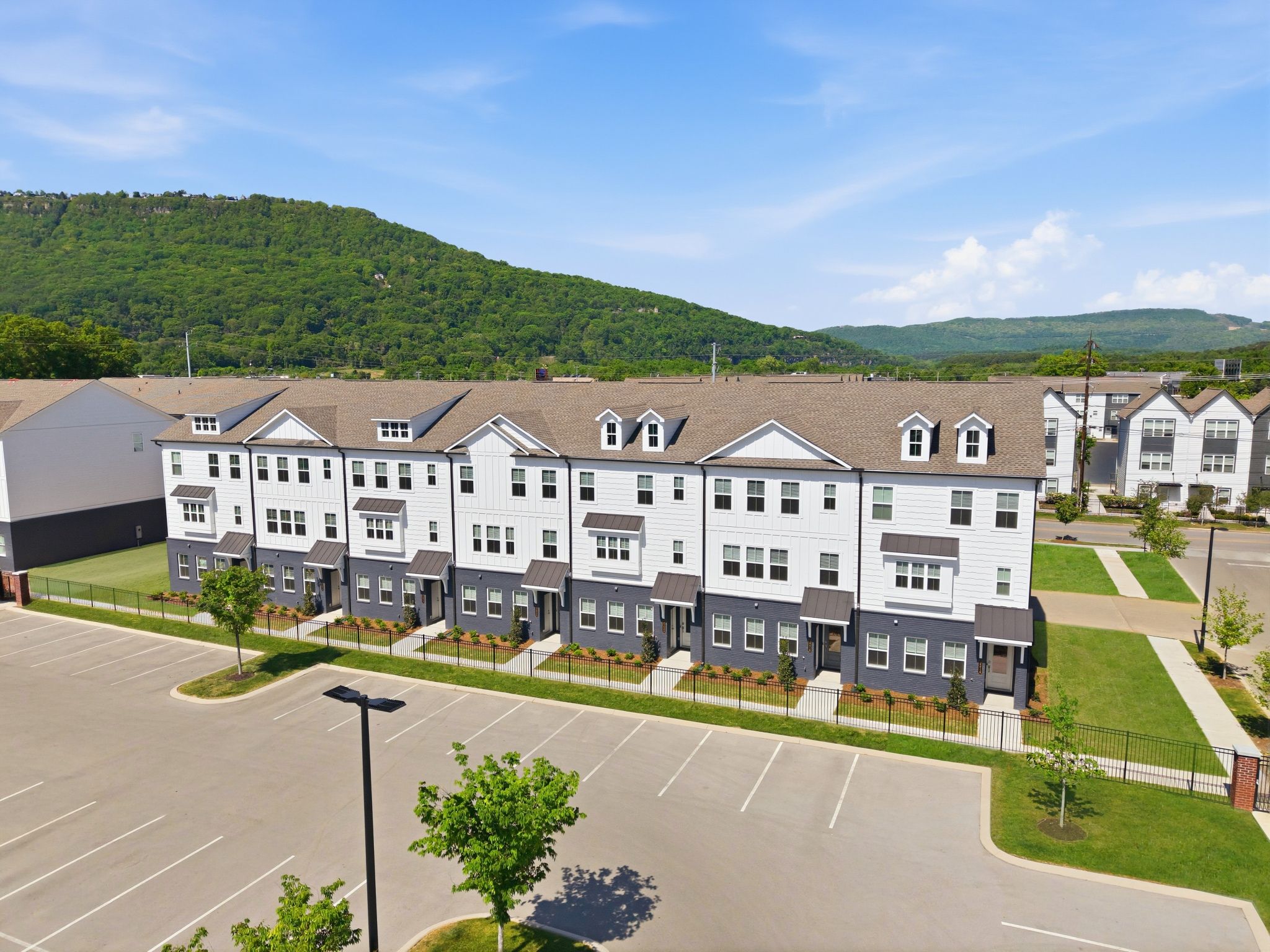 Oakwood - Borough 33 Townhomes: Chattanooga, Tennessee - Lennar