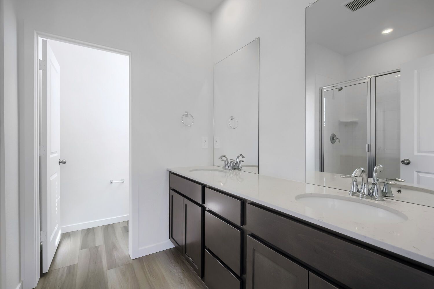 3005 Gladstone Ave Owner's Suite Bathroom