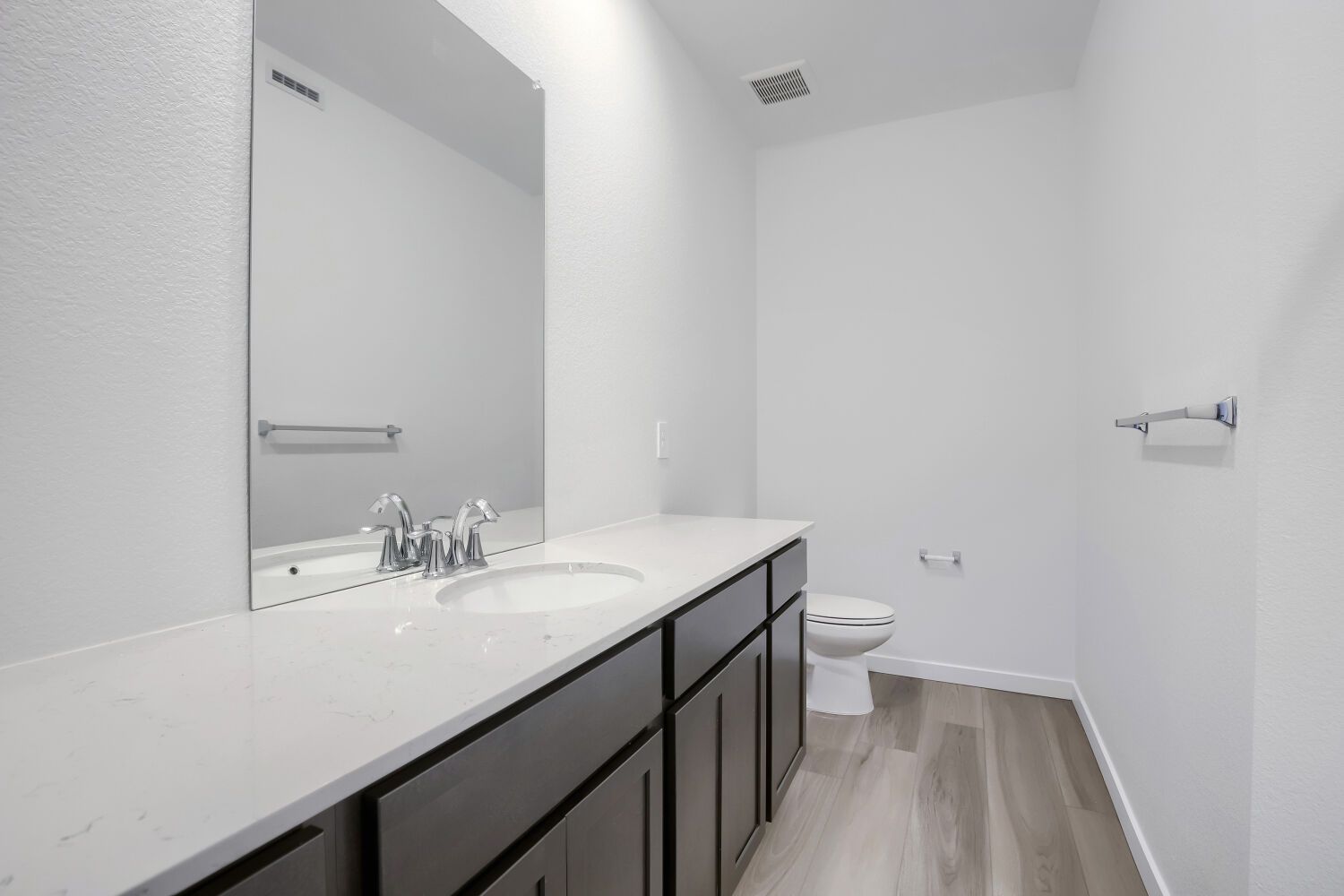 3005 Gladstone Ave Secondary Bathroom