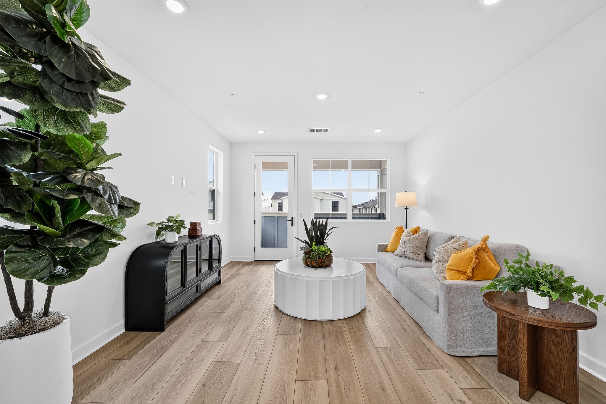 04 2312 Loker Wy Living room Edit