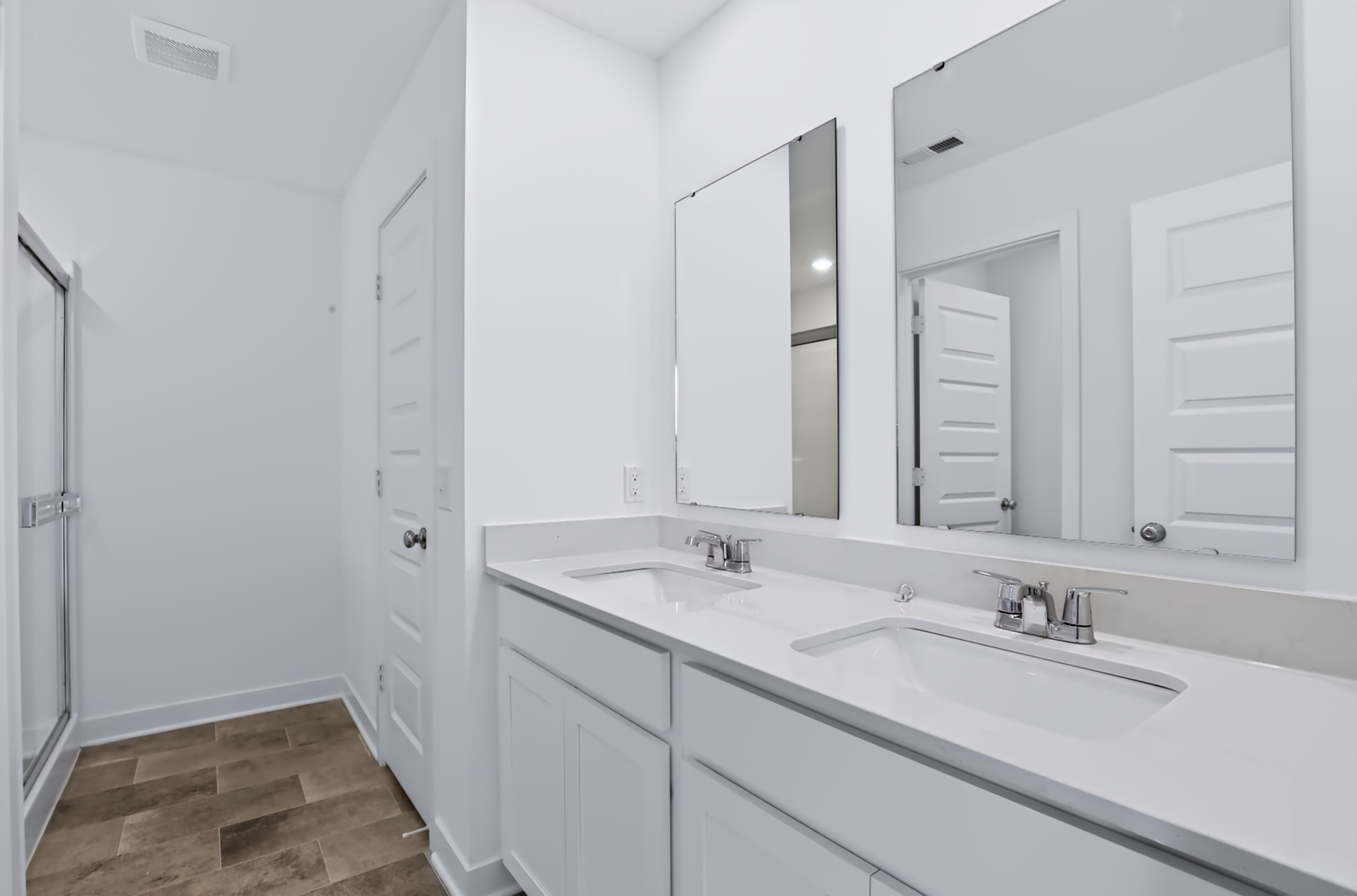 Kingsbridge 171 Primary Suite Bathroom