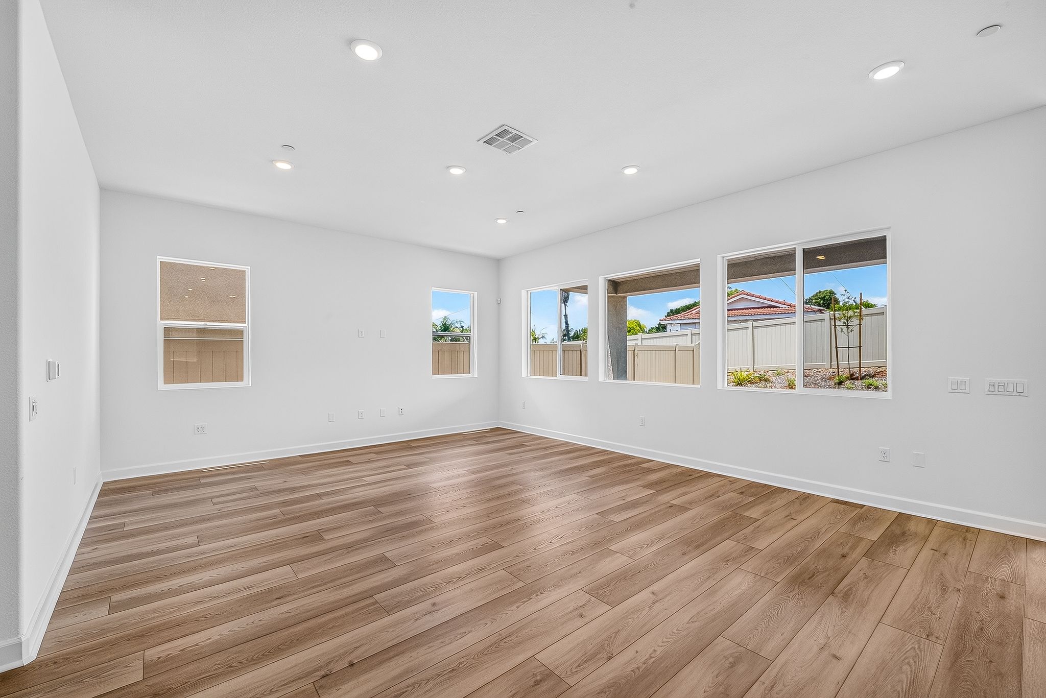 03 2320 Loker Wy Living room Edit