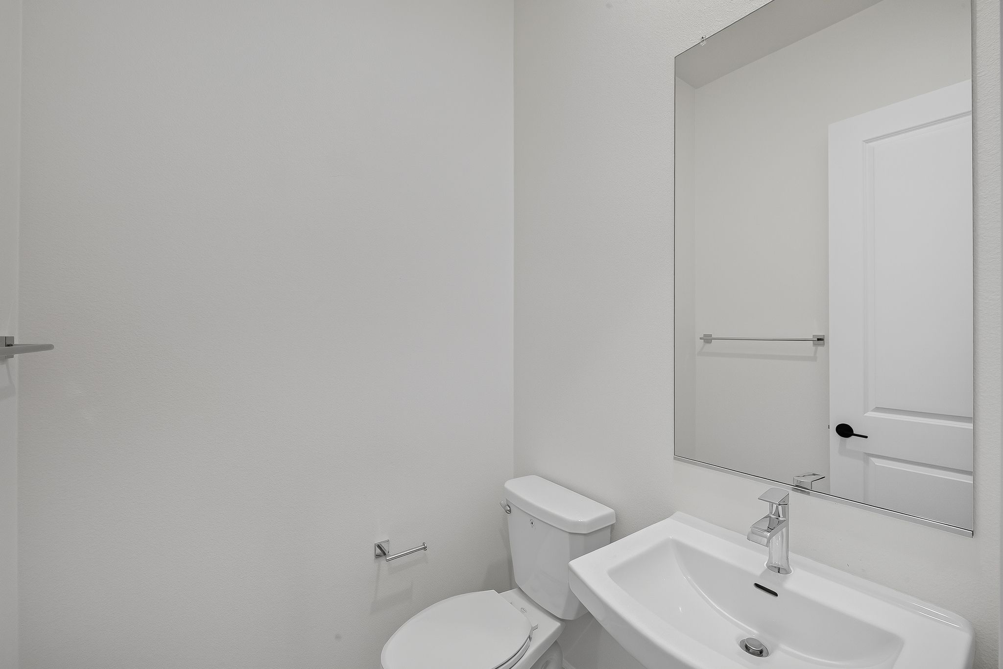 16 2320 Loker Wy Bathroom 0516