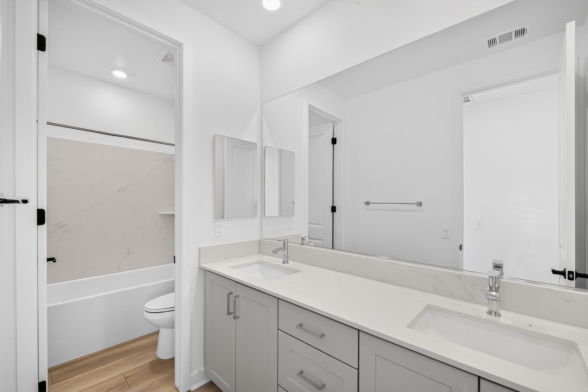 14 2320 Loker Wy Bathroom 0647