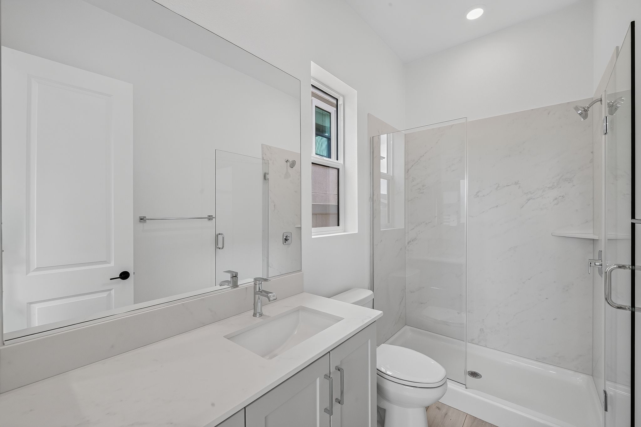 15 2320 Loker Wy Bathroom Edit