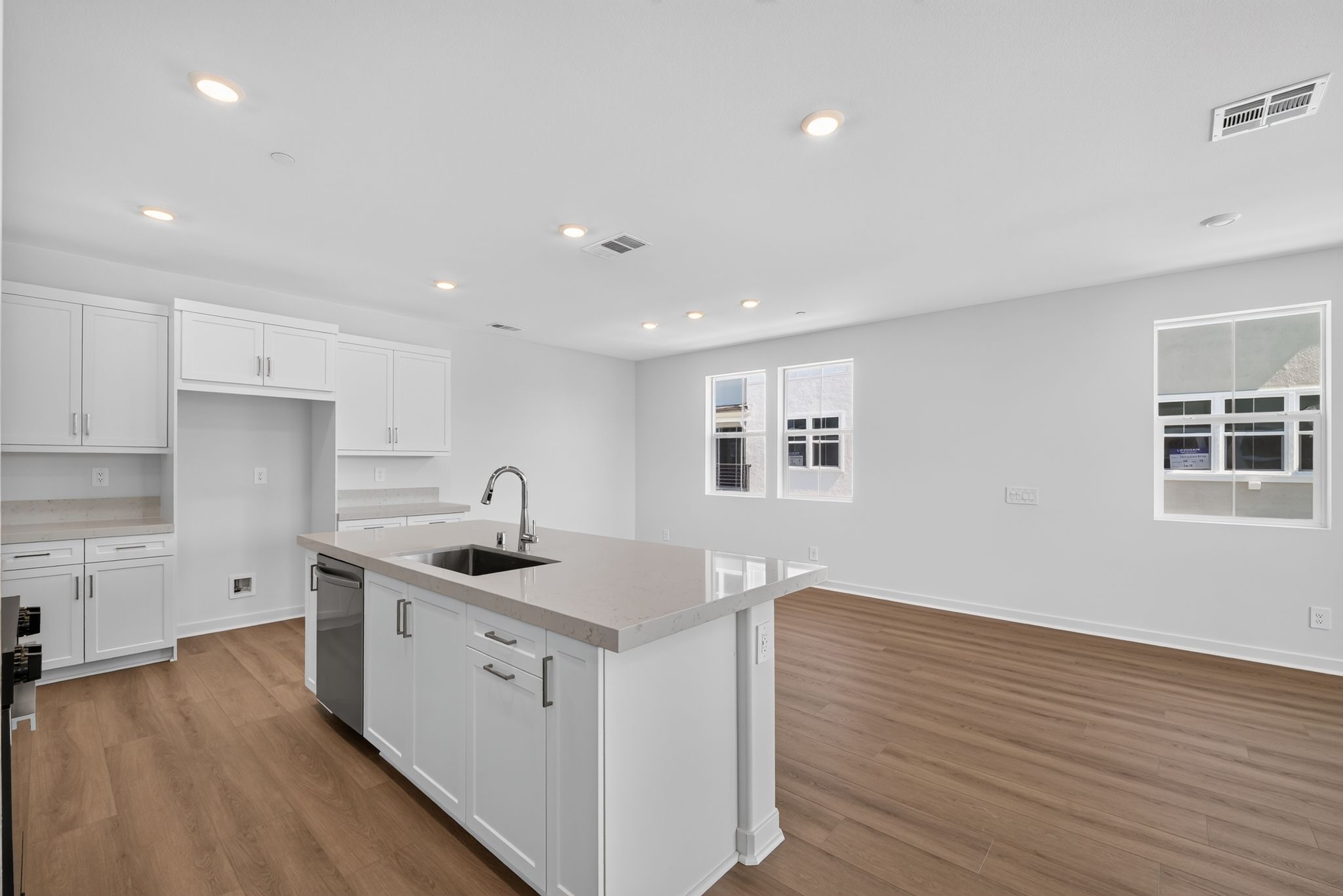 05 1706 Lucca Dr Kitchen 2468