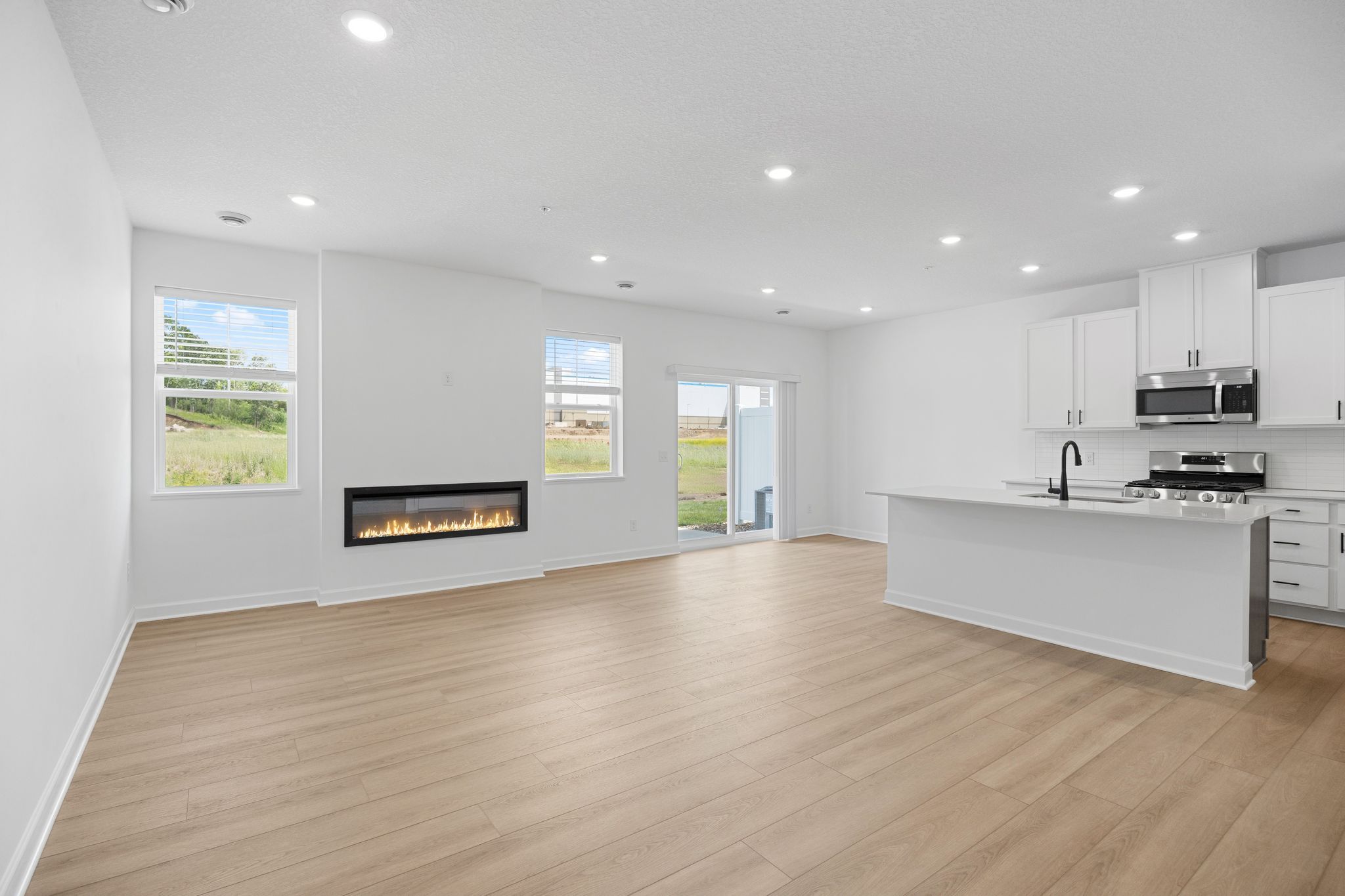 6 Trails End Raleigh QMI H S1202 Great Room 1of3 F1
