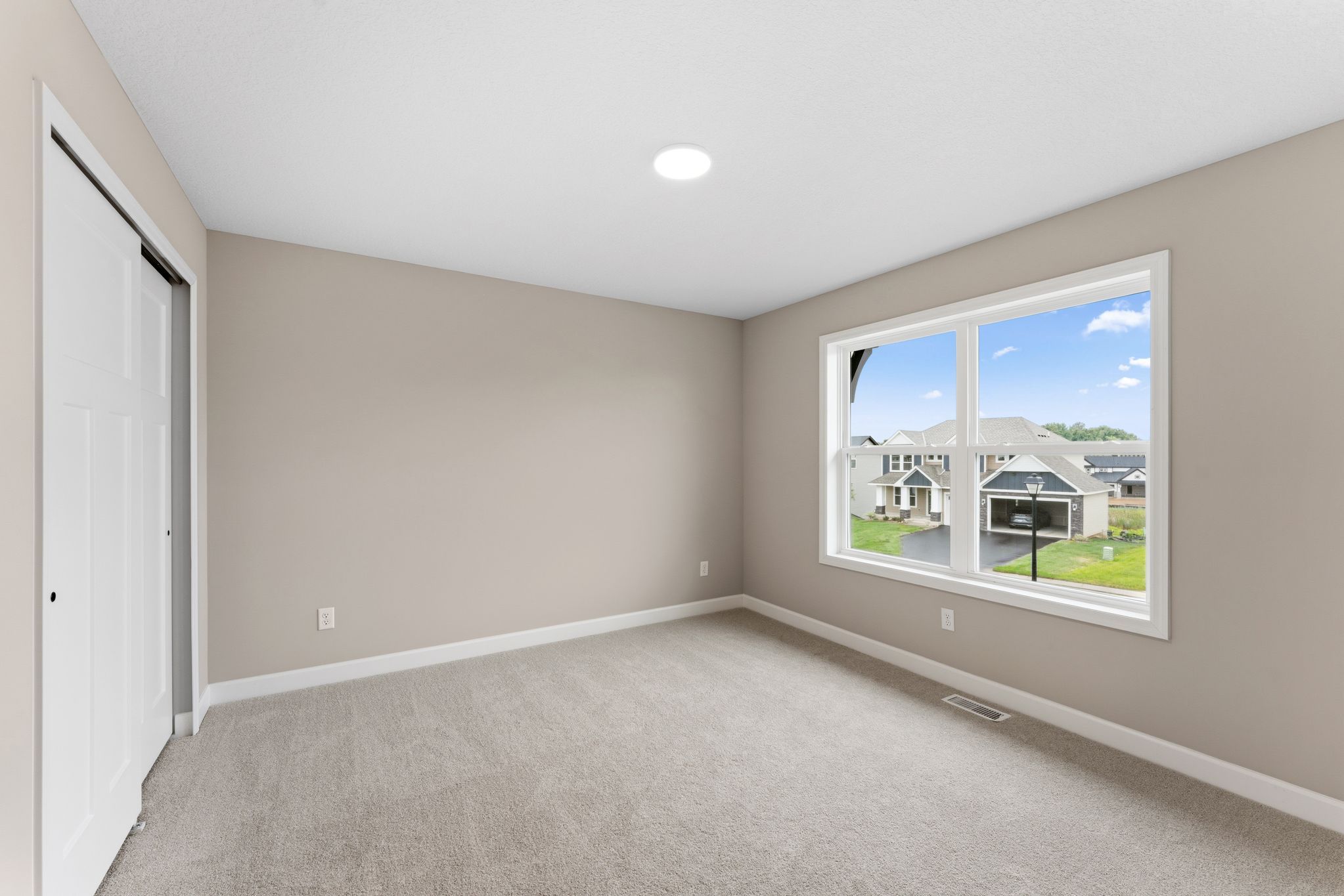 5 Caslano Mc Kinley QMI H S22165542209 Bedroom 2of4 F2 (1)