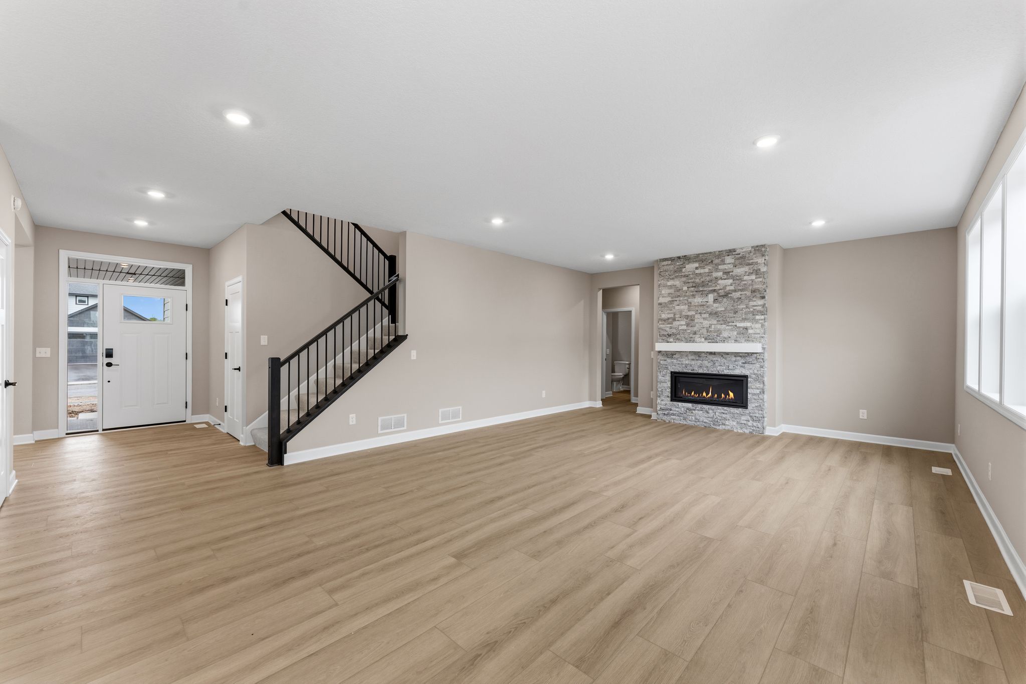 10 Caslano Mc Kinley QMI H S22165542209 Great Room 2of3 F1 (1)