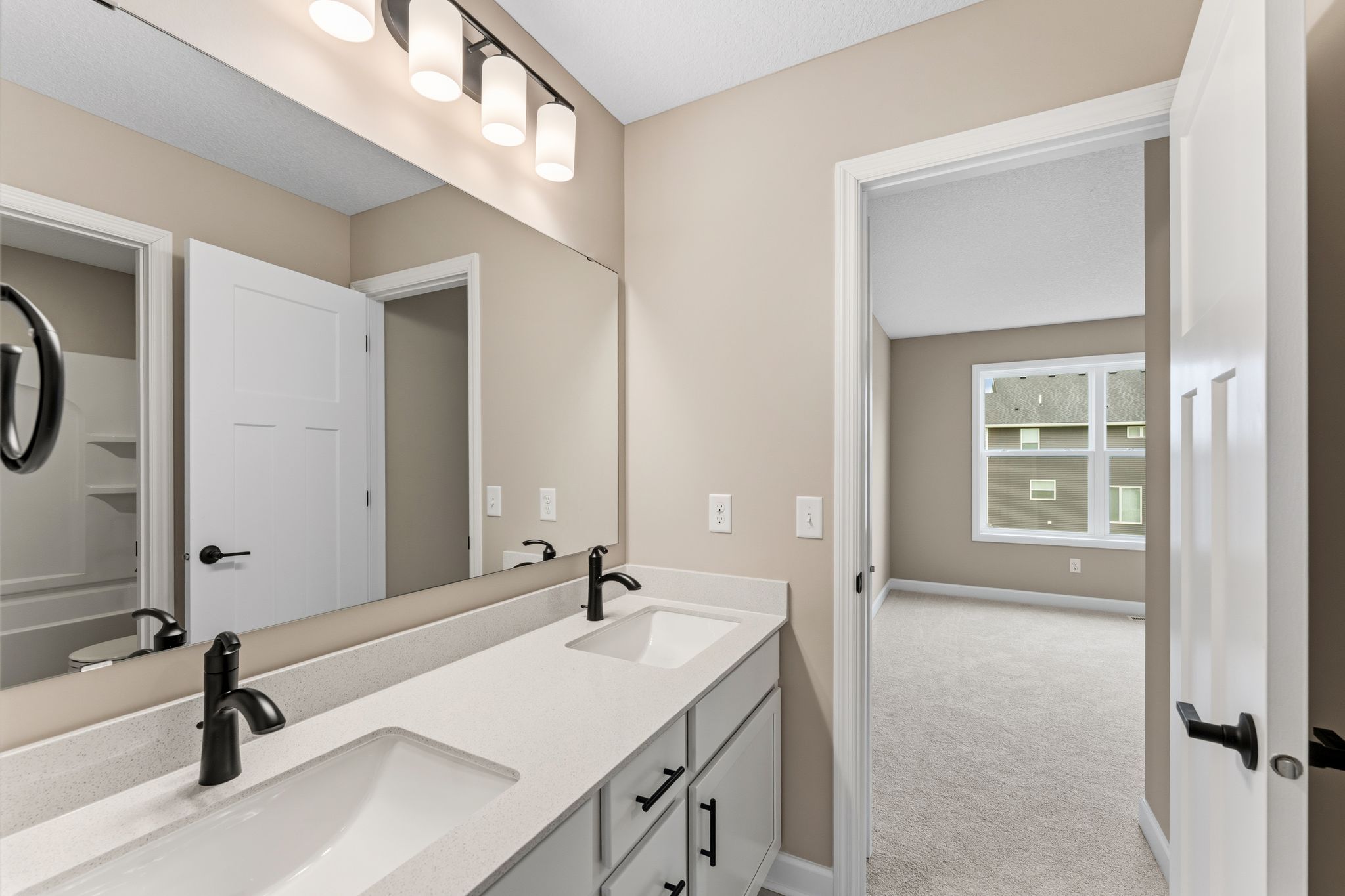 14 Caslano Mc Kinley QMI H S22165542209 Owners Bathroom 1of3 F2 (1)