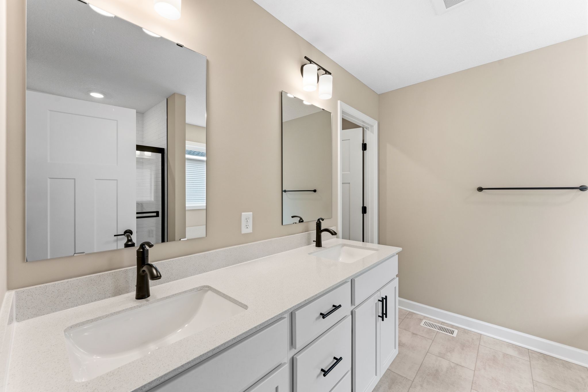 15 Caslano Mc Kinley QMI H S22165542209 Owners Bathroom 2of3 F2 (1)