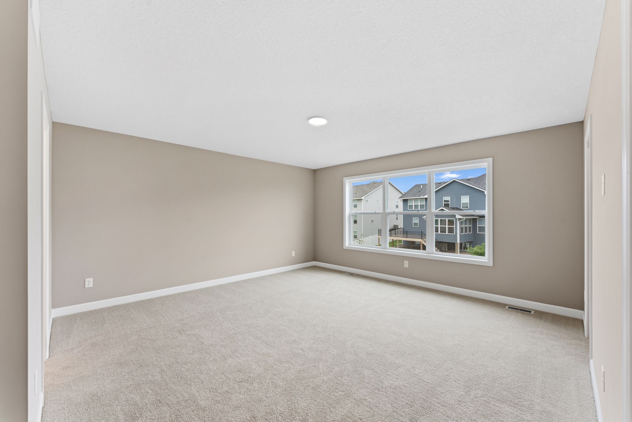 17 Caslano Mc Kinley QMI H S22165542209 Owners Bedroom 1of2 F1 (1)