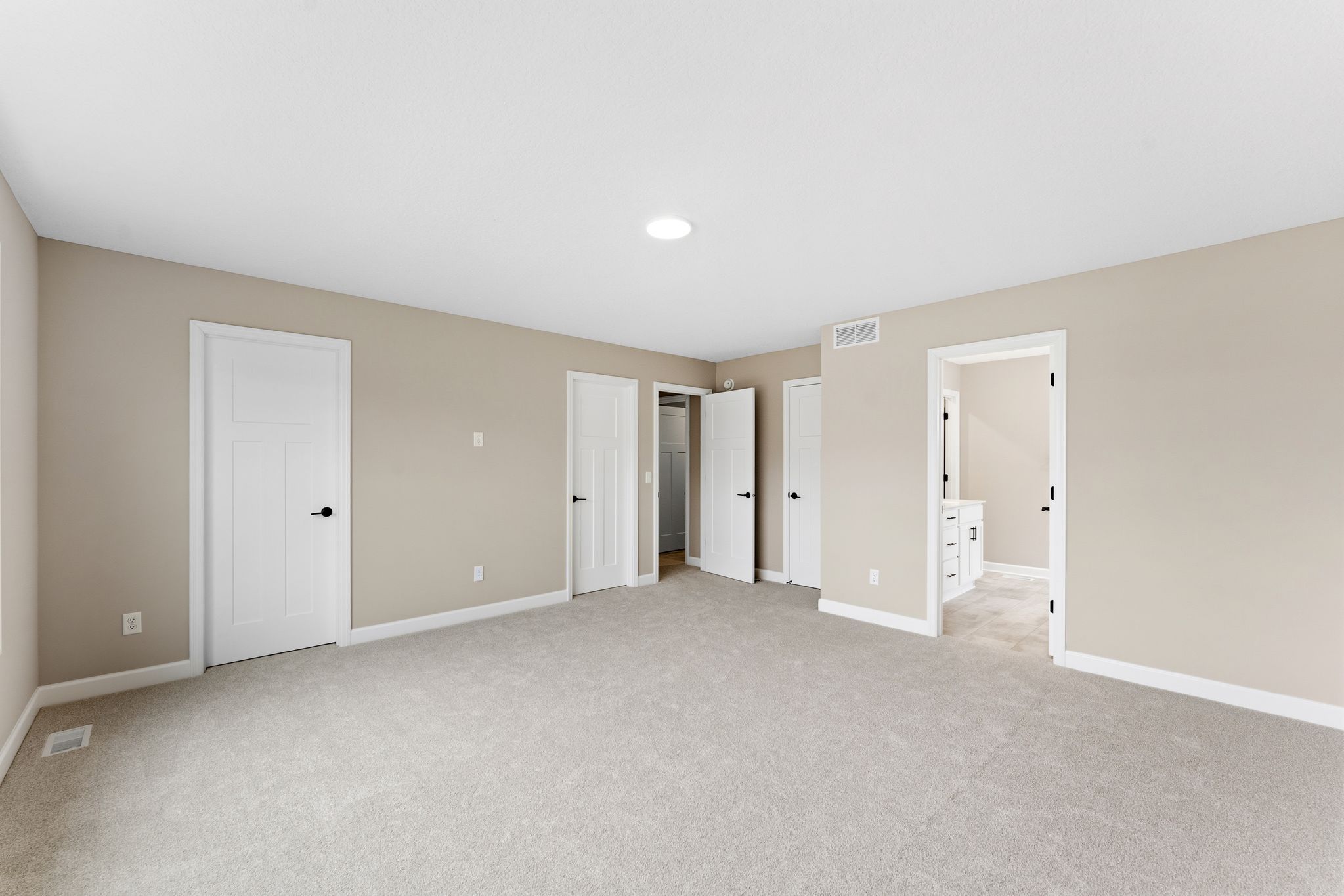 18 Caslano Mc Kinley QMI H S22165542209 Owners Bedroom 2of2 F2 (1)