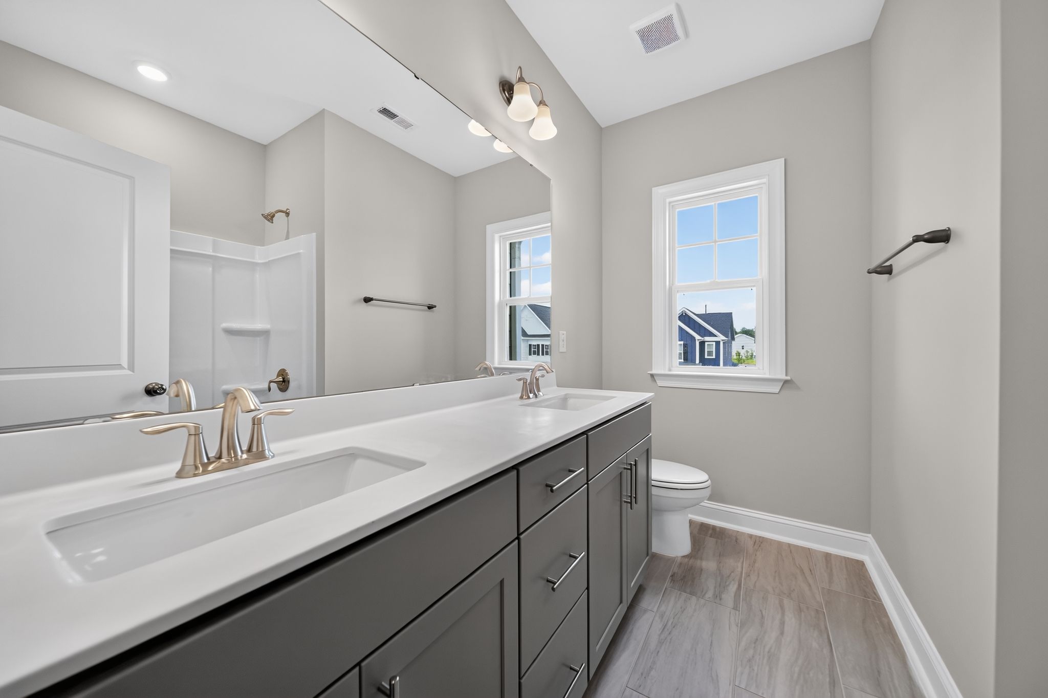 24 2989 Ocean Sunrise Dr Bathroom 0176