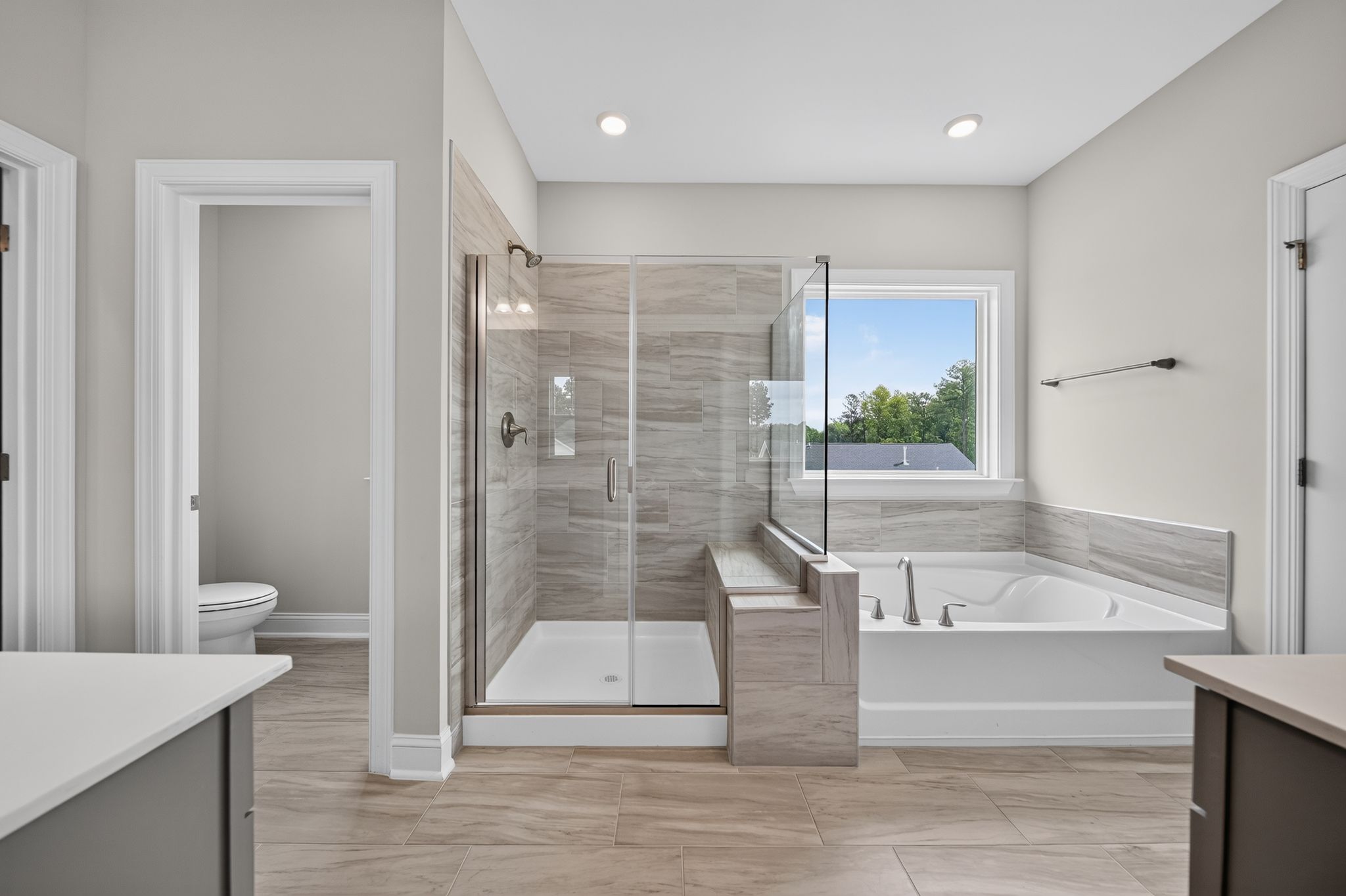 28 2989 Ocean Sunrise Dr Bathroom 0207