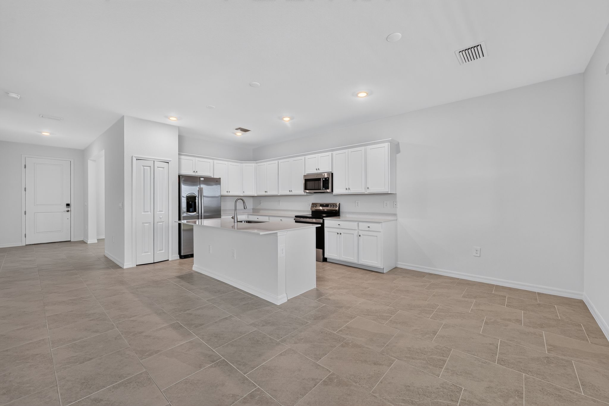 09 13560 Turnleaf Blvd Kitchen 4634