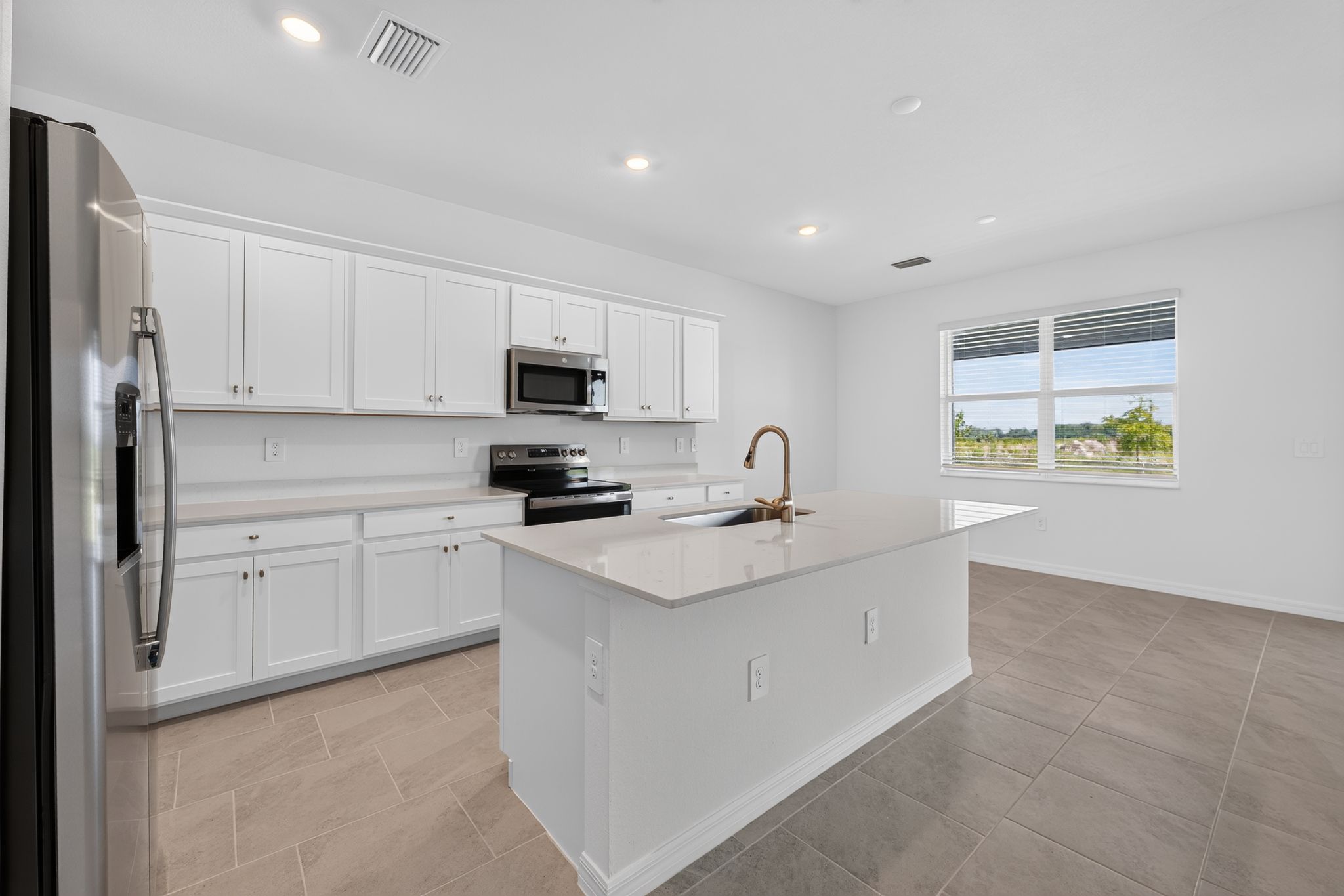 08 13560 Turnleaf Blvd Kitchen 4631