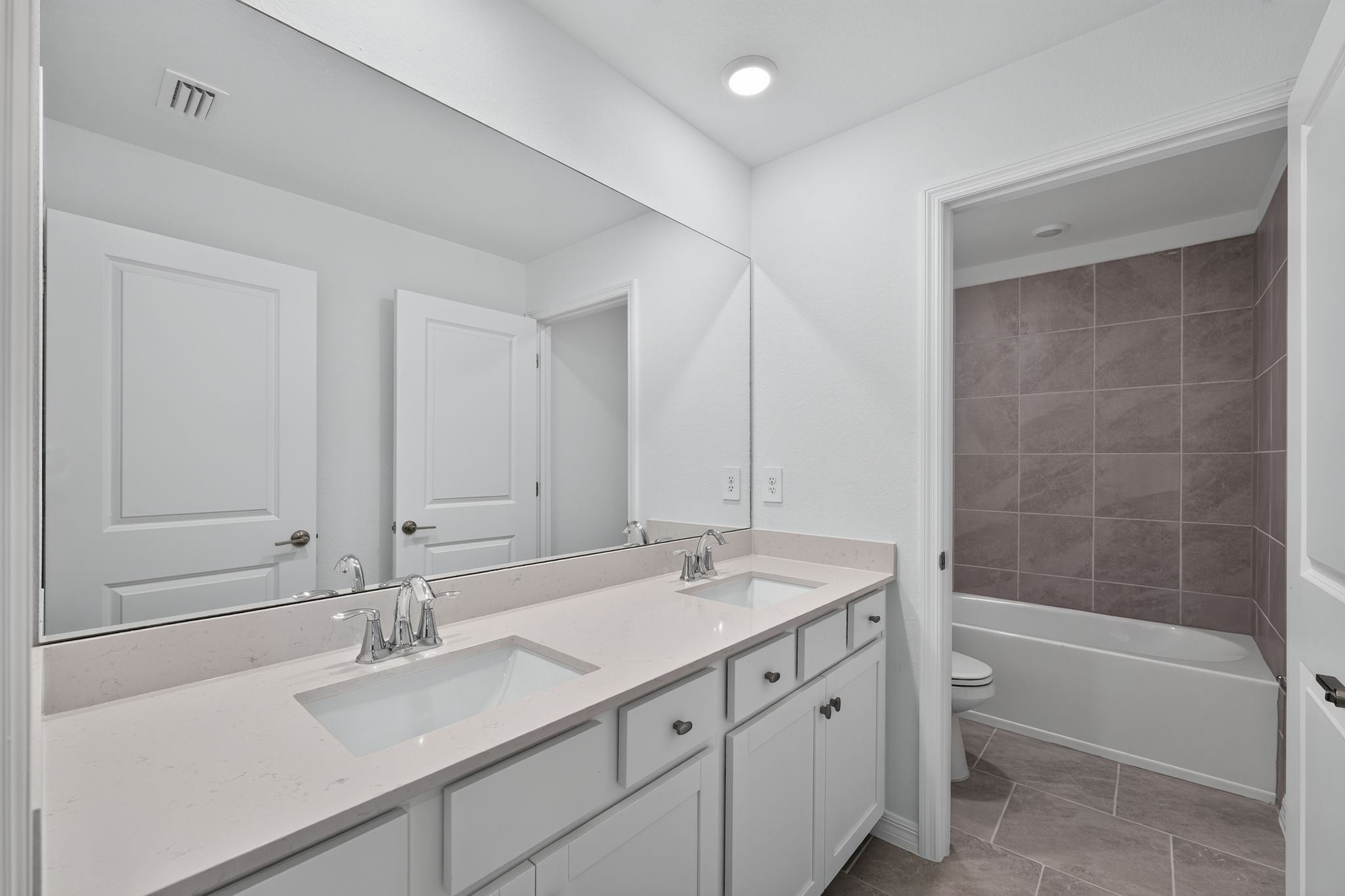 23 13560 Turnleaf Blvd Bathroom 4669
