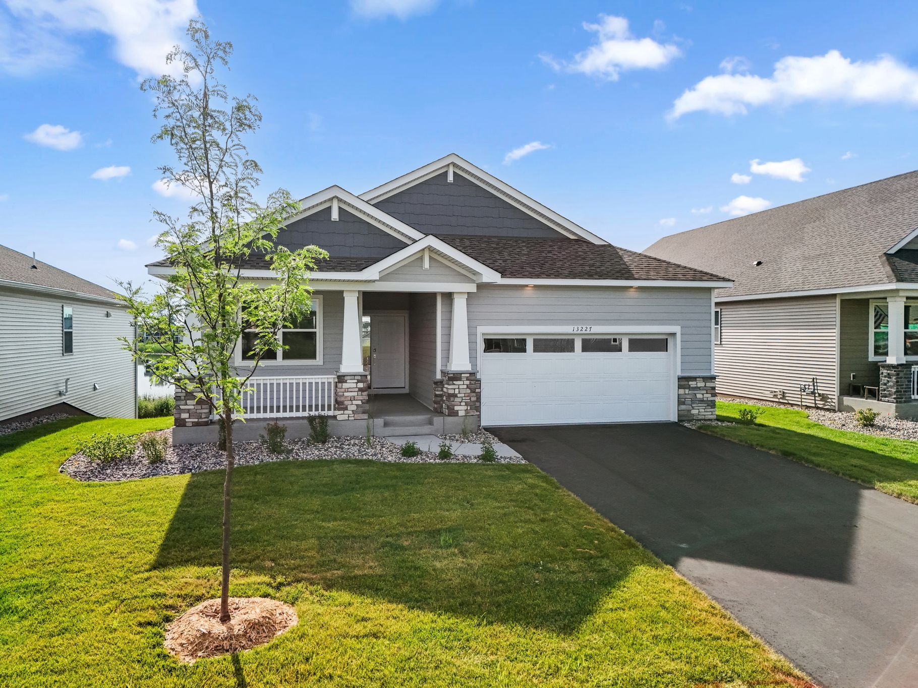 2 Lexington Waters Brisbane QMI H S22222543107 Front Yard 2of2 F1