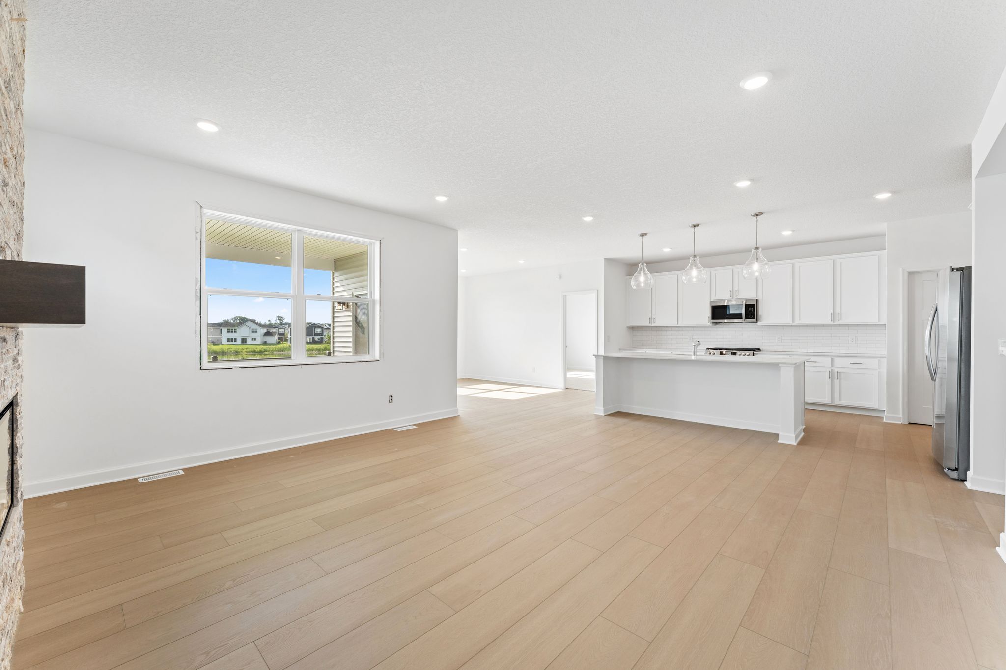 10 Lexington Waters Brisbane QMI H S22222543107 Great Room 2of3 F1