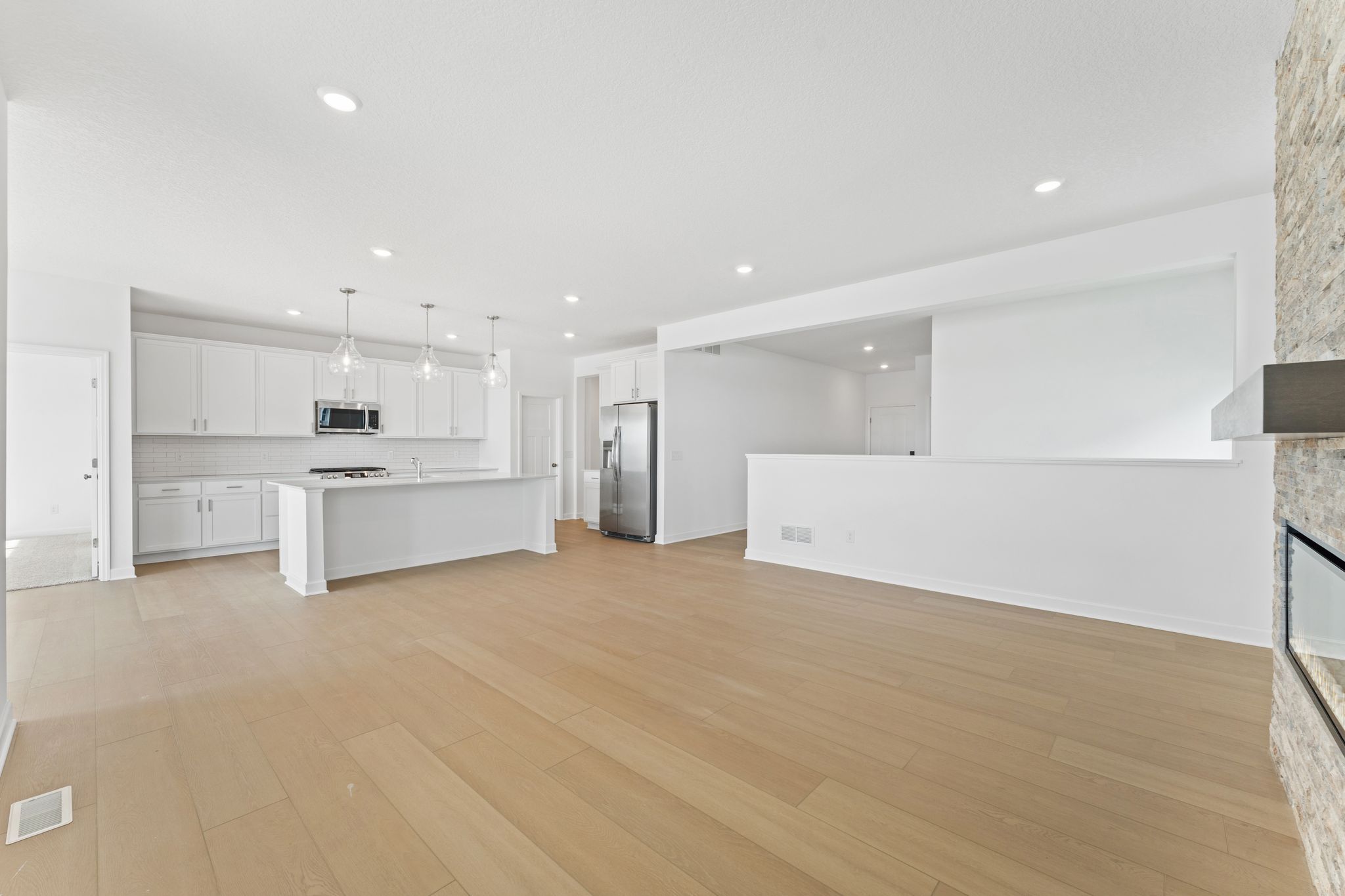 11 Lexington Waters Brisbane QMI H S22222543107 Great Room 3of3 F1