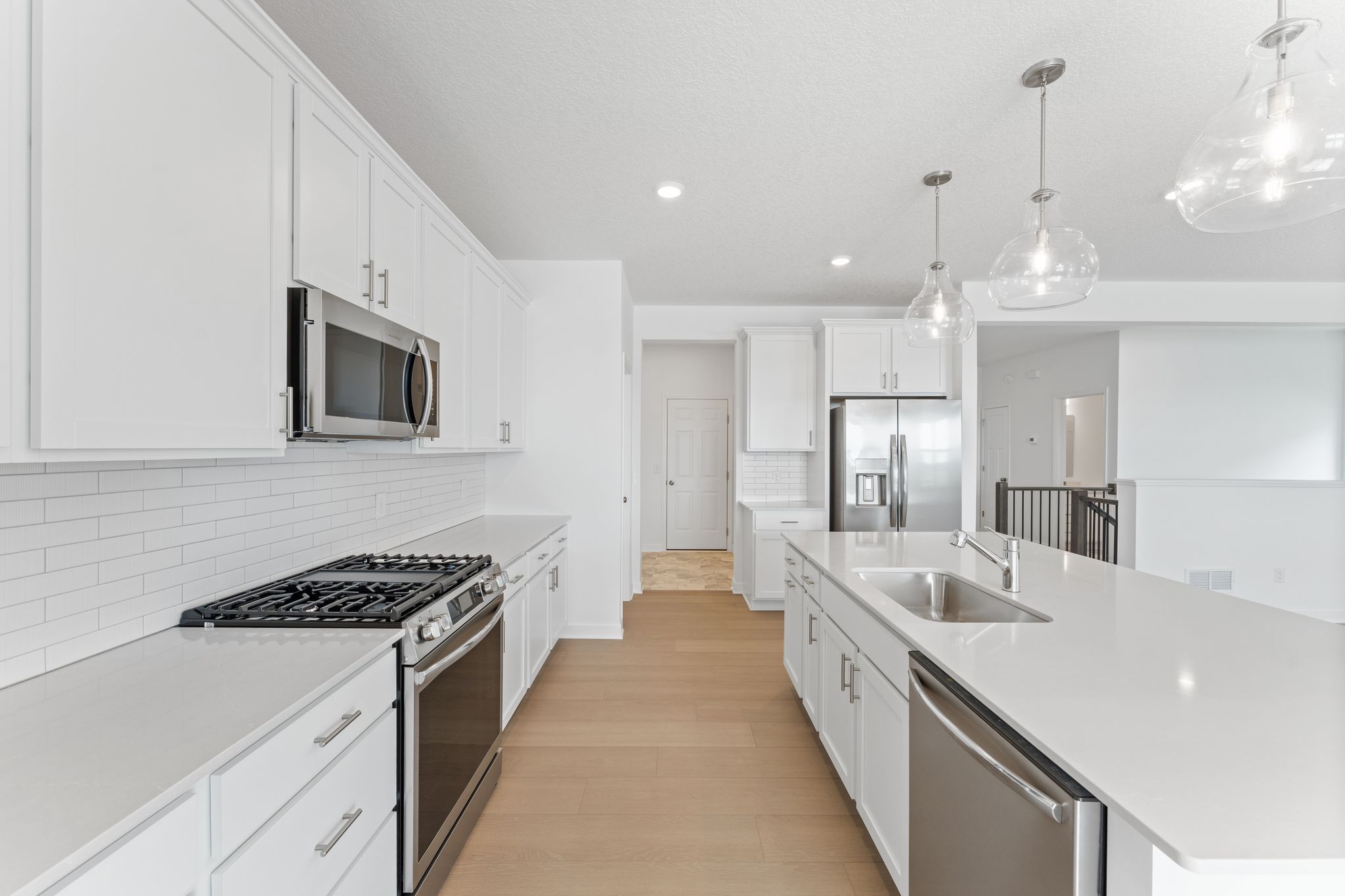 13 Lexington Waters Brisbane QMI H S22222543107 Kitchen 2of3 F1