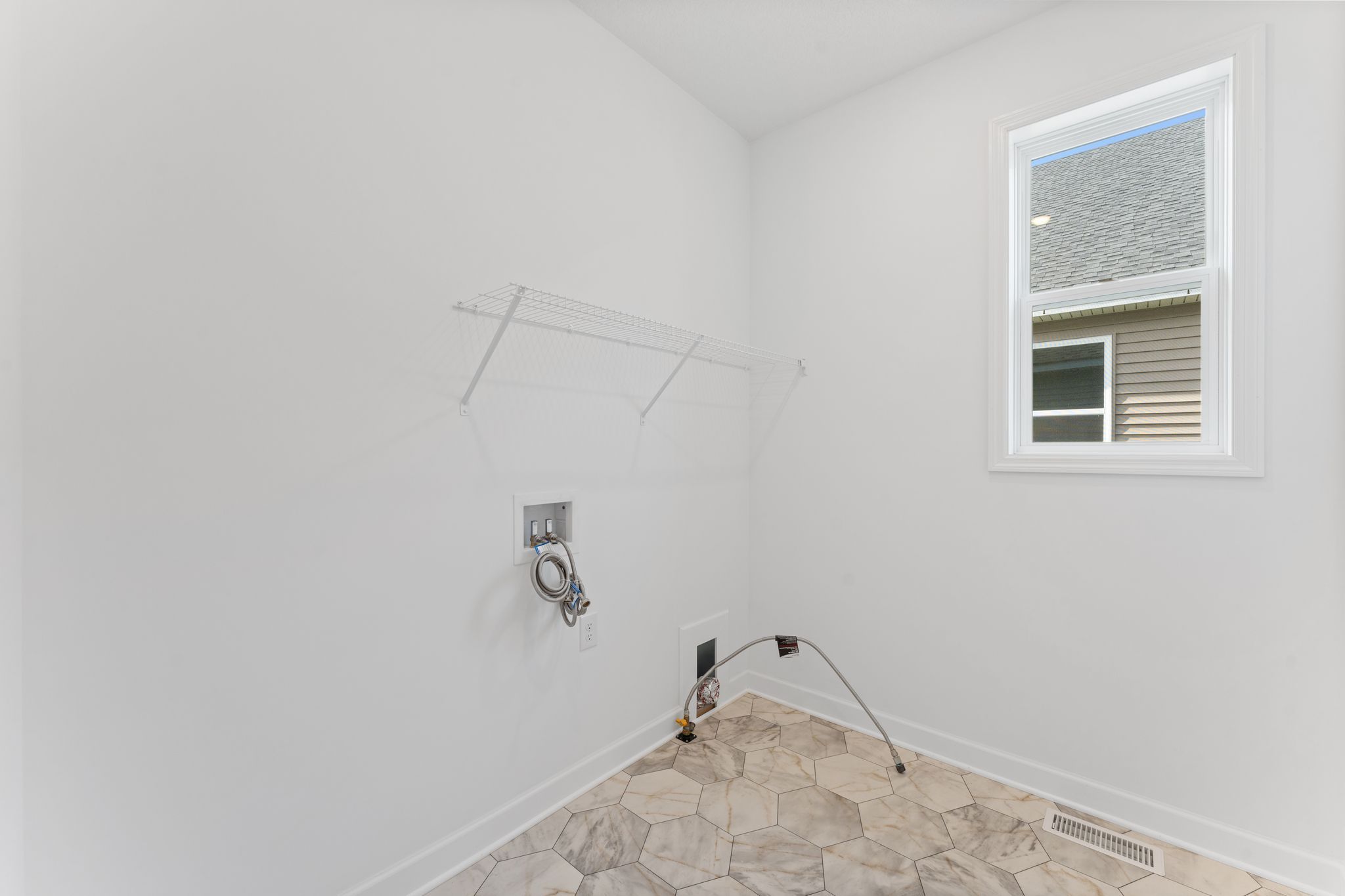 15 Lexington Waters Brisbane QMI H S22222543107 Laundry Room F1