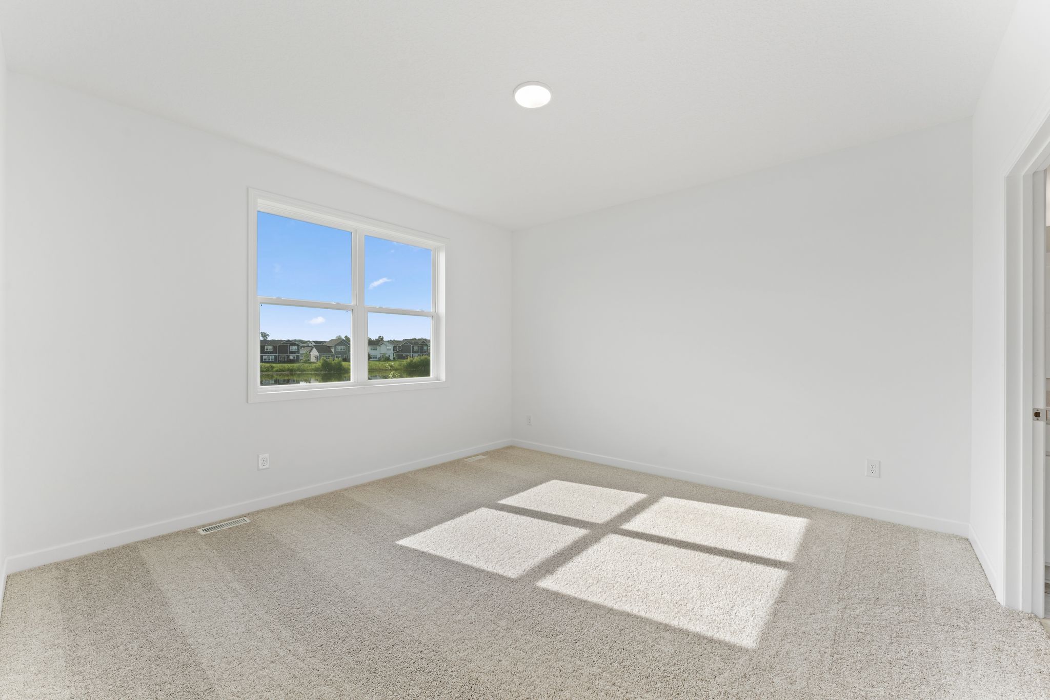 17 Lexington Waters Brisbane QMI H S22222543107 Owners Bedroom 1of2 F1