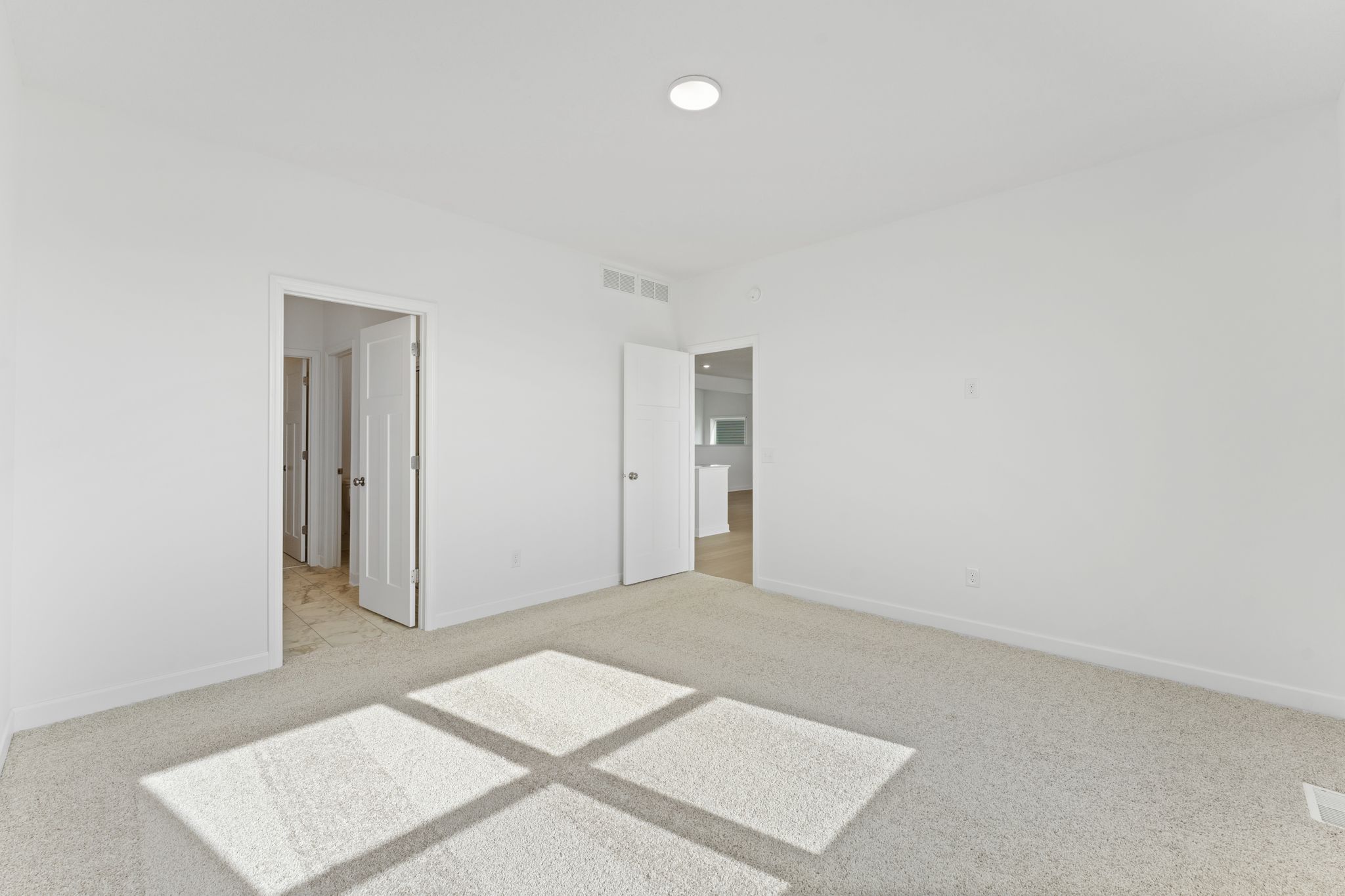 18 Lexington Waters Brisbane QMI H S22222543107 Owners Bedroom 2of2 F1
